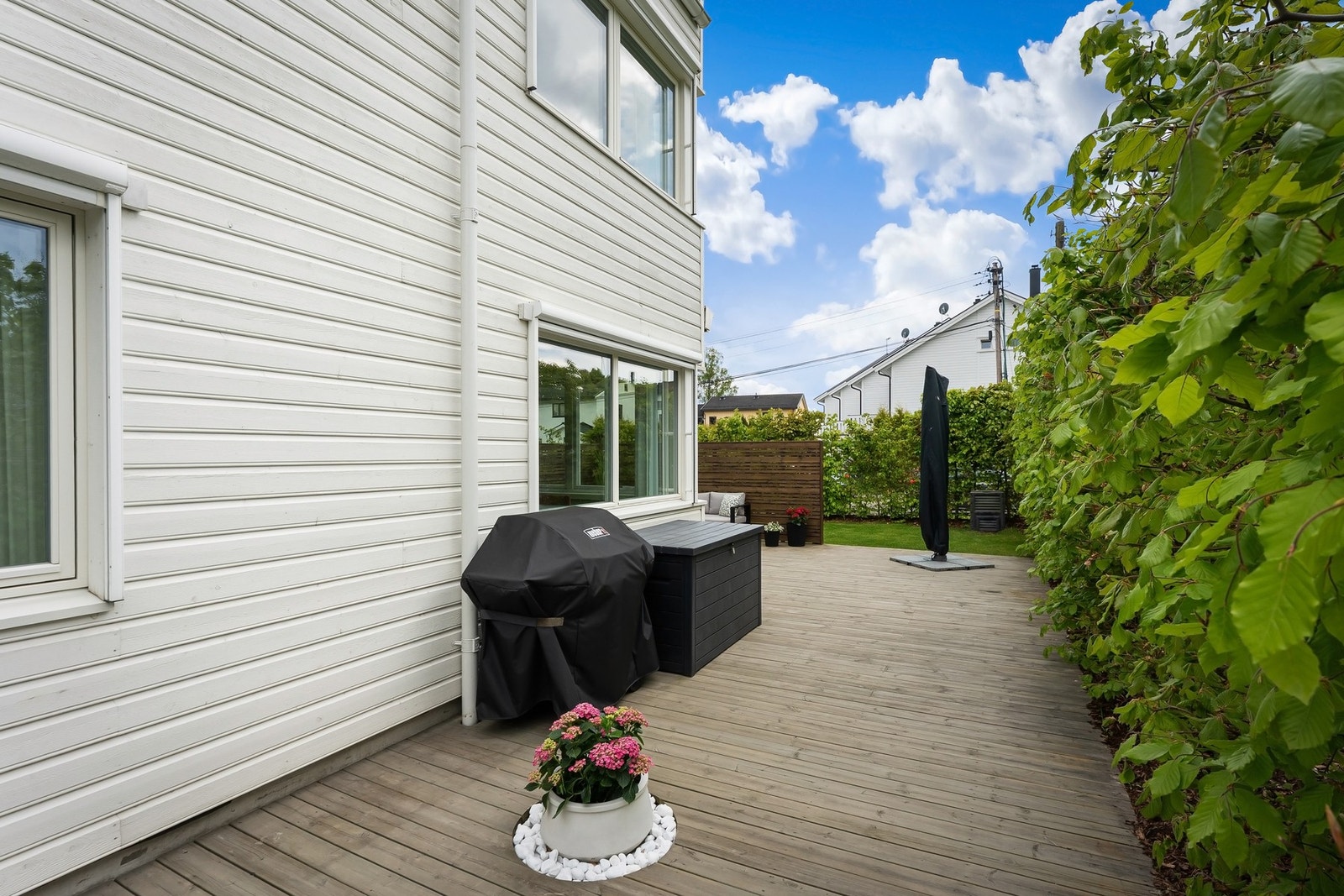 God plass til både spisegruppe, lounge og grill på terrassen. Galleribilde