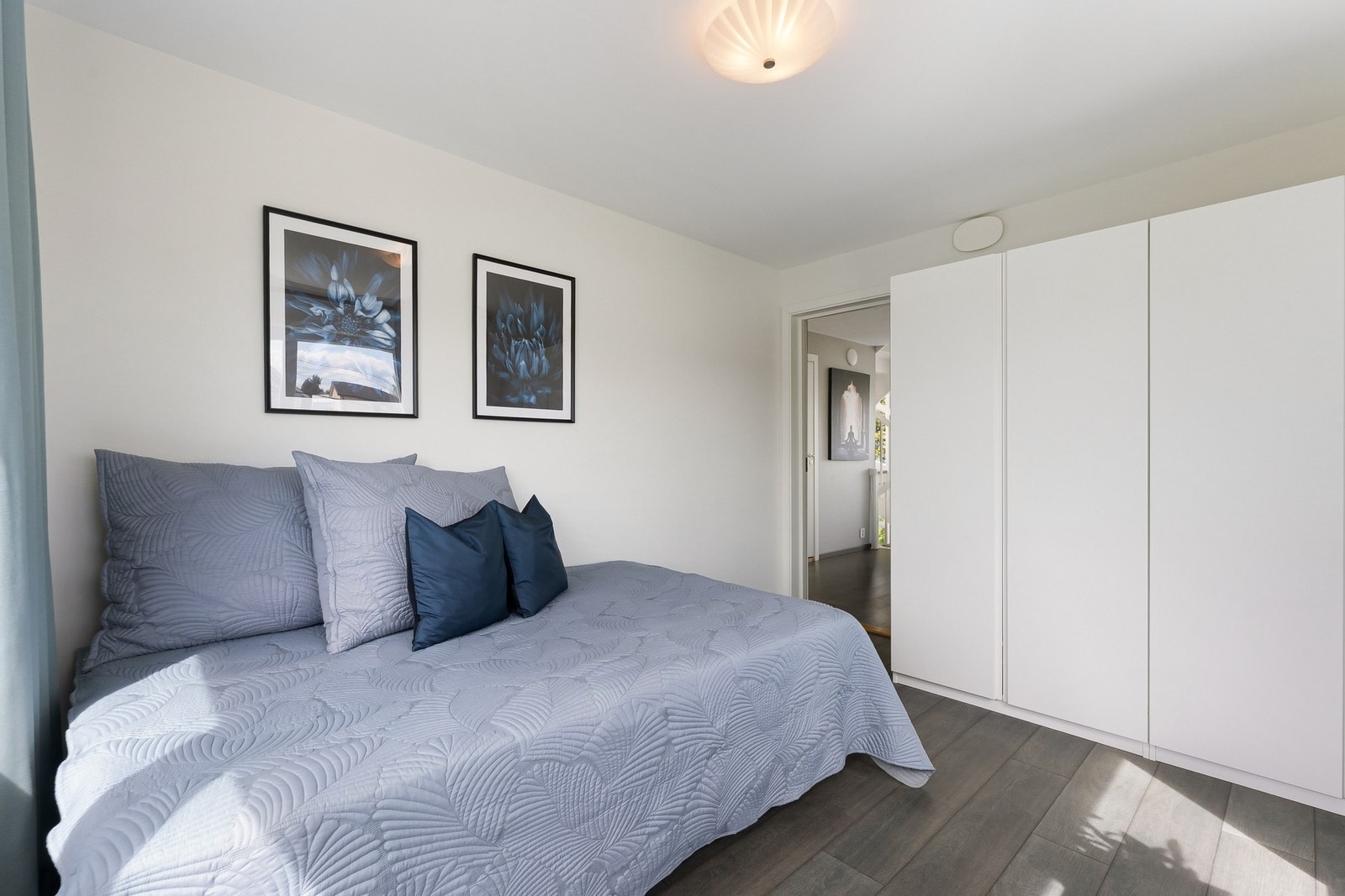 God plass til dobbeltseng og garderobe. Galleribilde