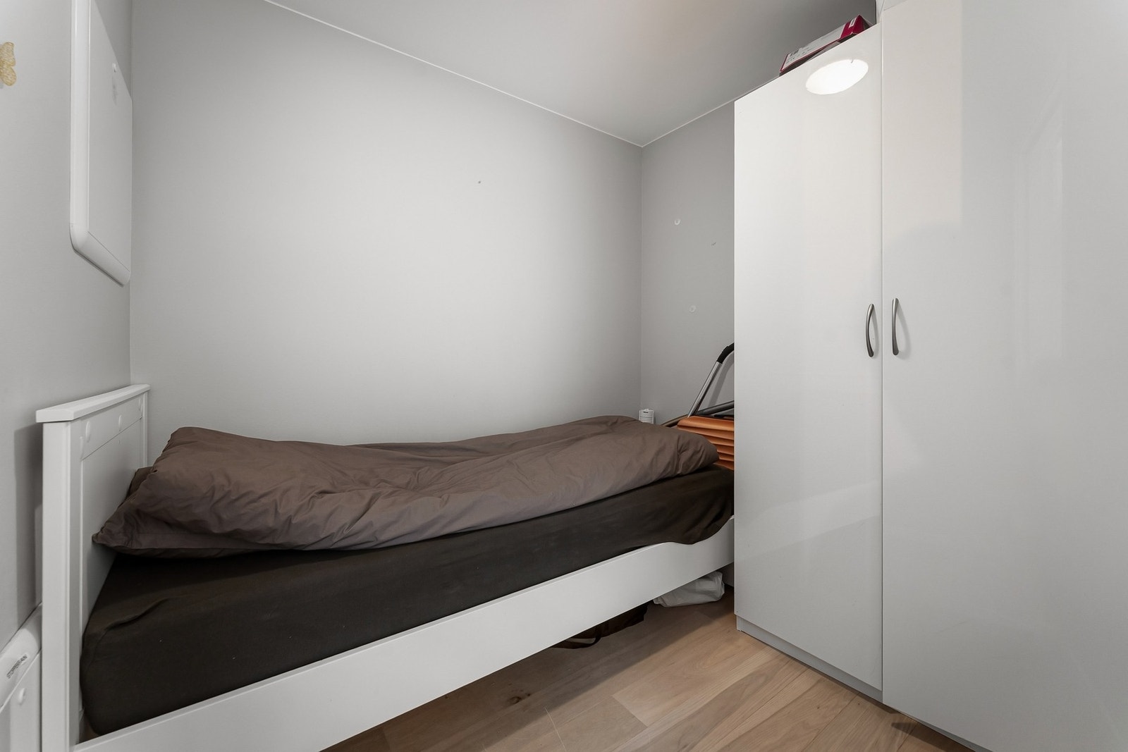 Det gjøres særskilt oppmerksom på at rommet som er i bruk som sovealkove i underetasjen er byggemeldt som bod og er ikke godkjent til varig opphold Galleribilde