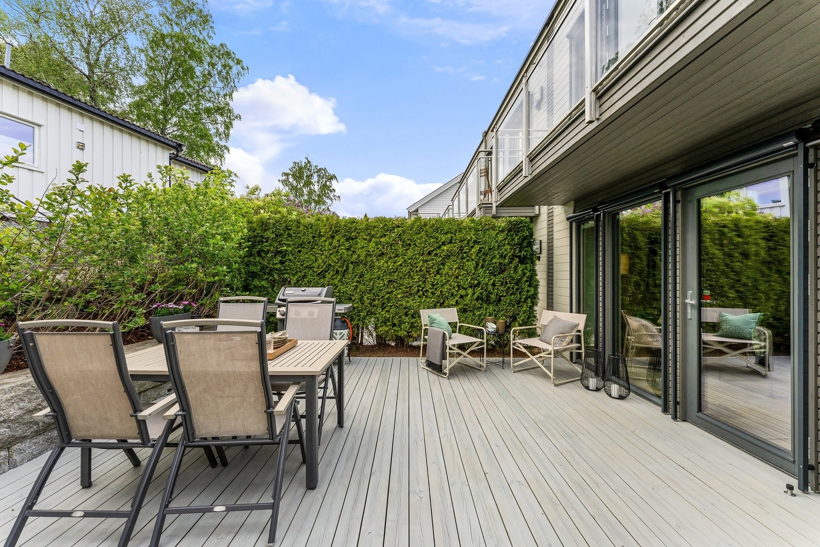 Fra stuen er det utgang til en solrik markterrasse på ca. 23 m² Galleribilde