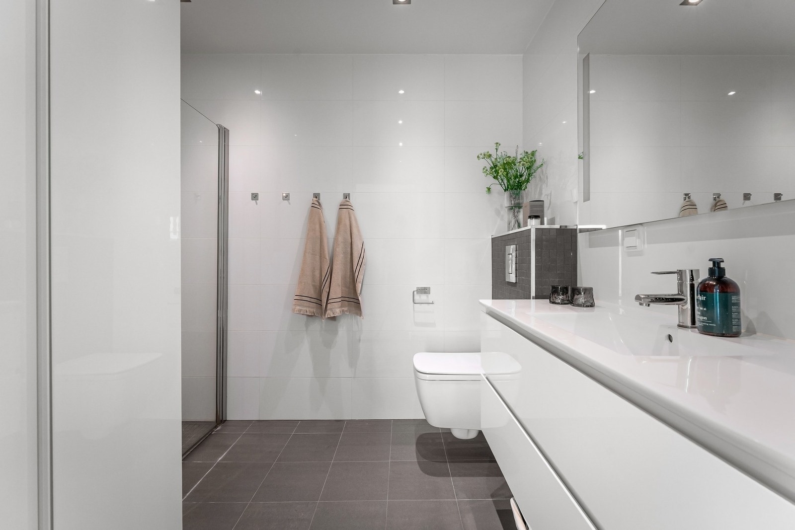 Badet i 2. etasje er et pent og funksjonelt familiebad, plassert nær soverommene Galleribilde