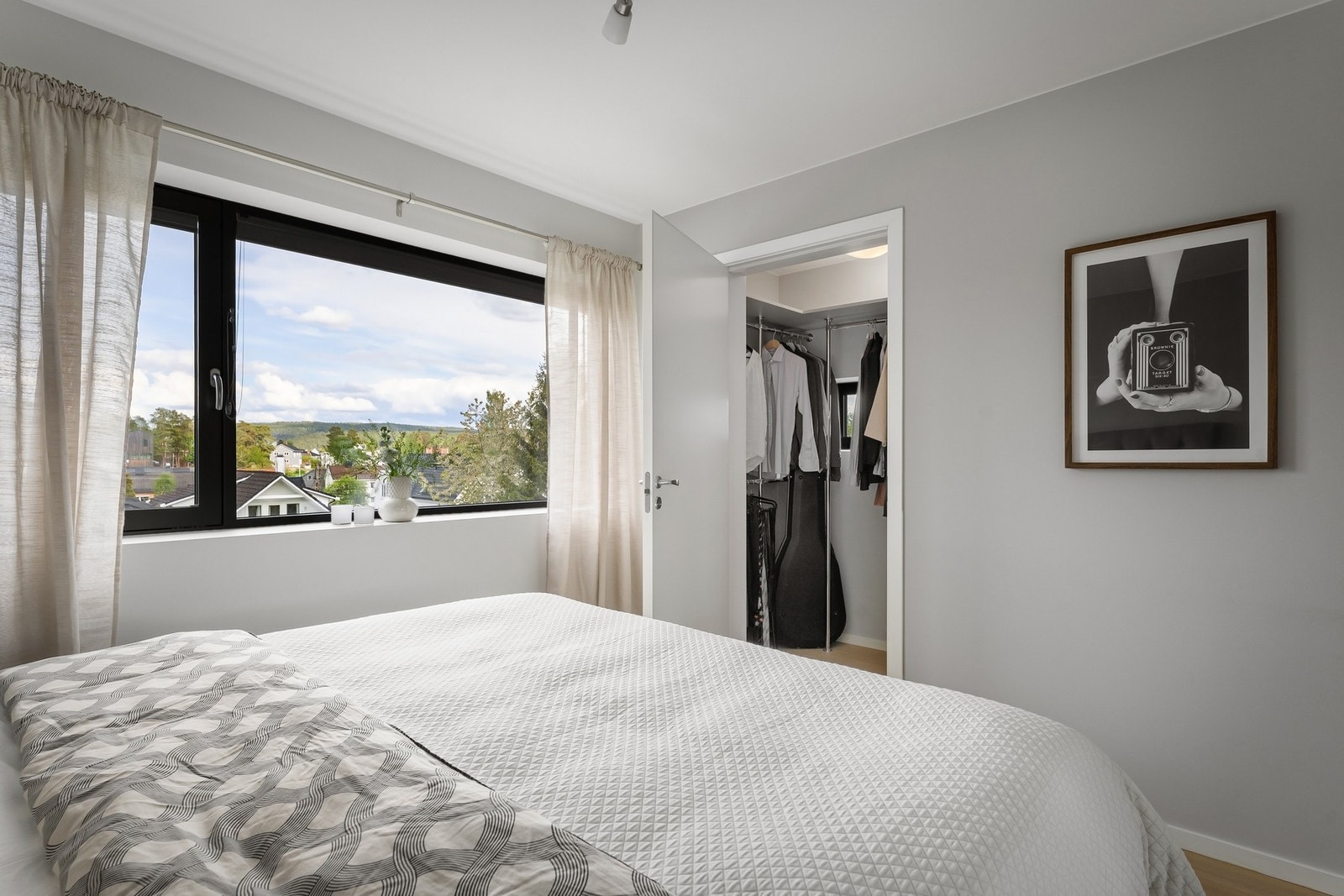 Hovedsoverommet har egen walk-in-garderobe med mye god lagringsplass Galleribilde