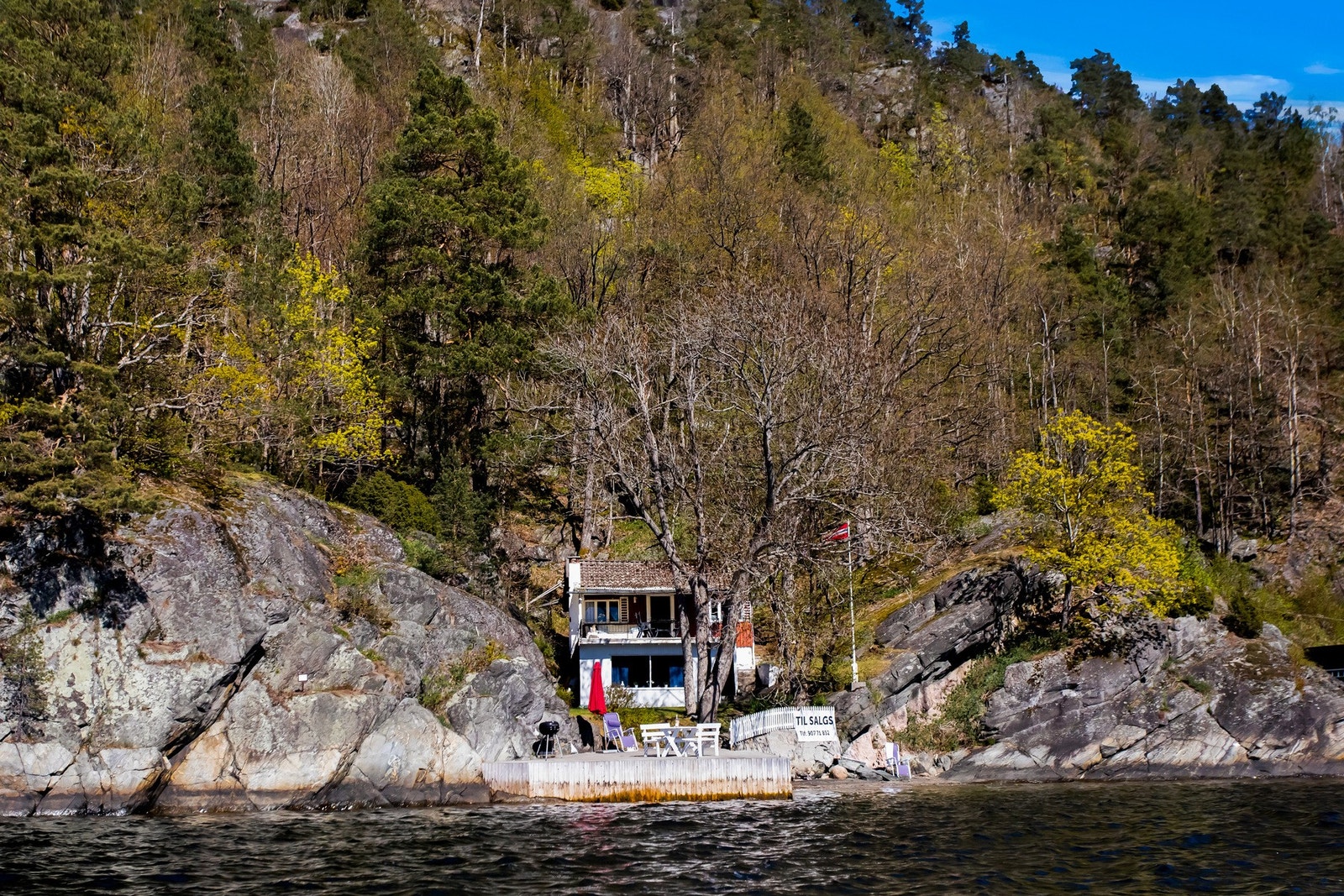 Eiendommen sett fra sjøen Galleribilde