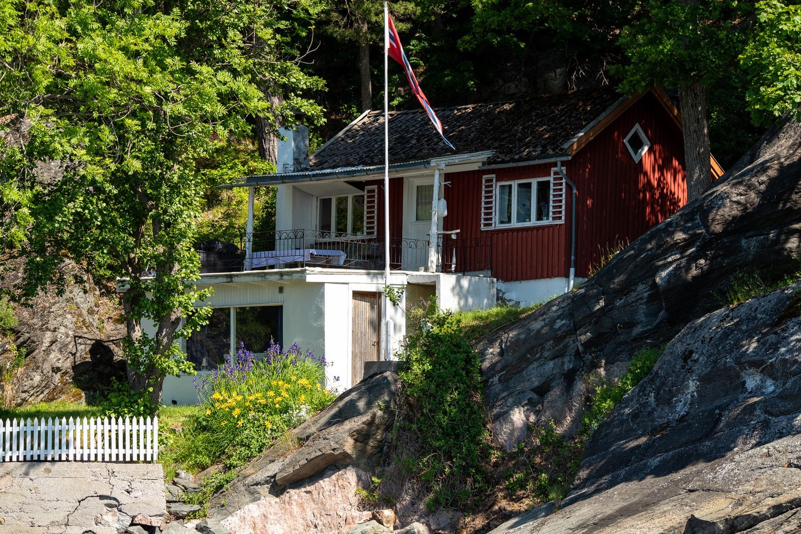 Hytten sett fra sjøsiden Galleribilde