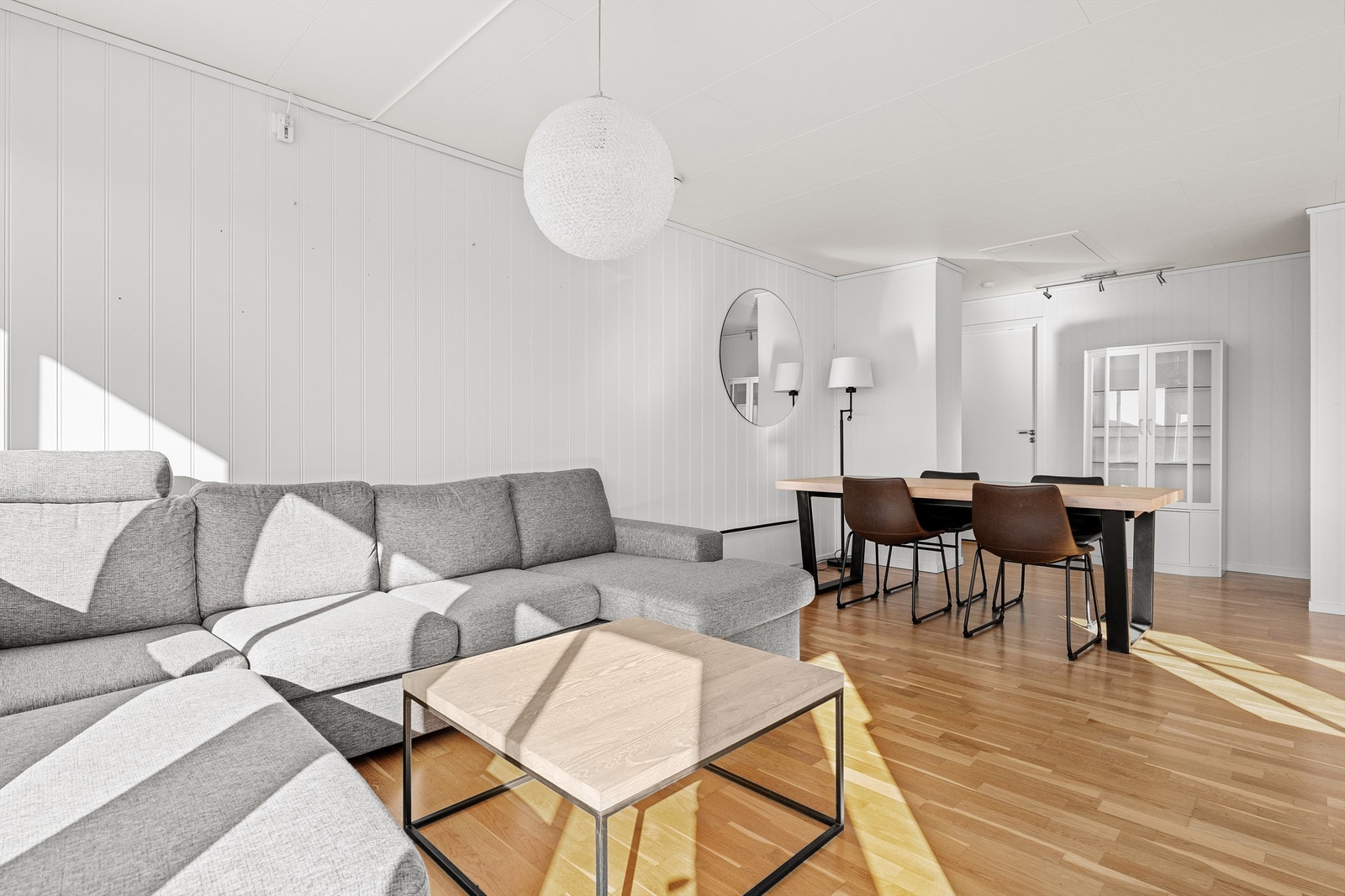 Det er rom for spisebord på stue/kjøkken Galleribilde