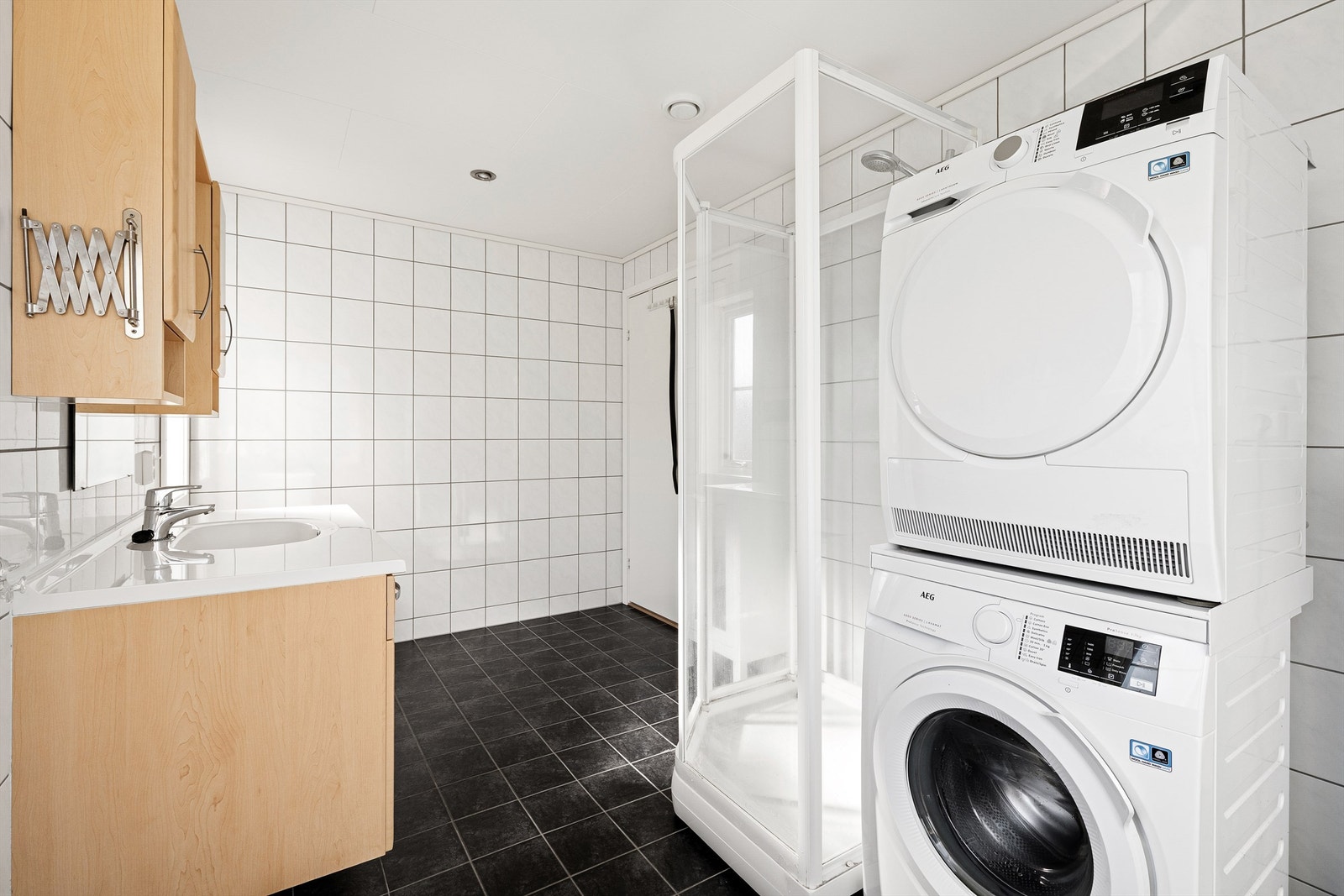 Opplegg for vaskemaskin på badet Galleribilde