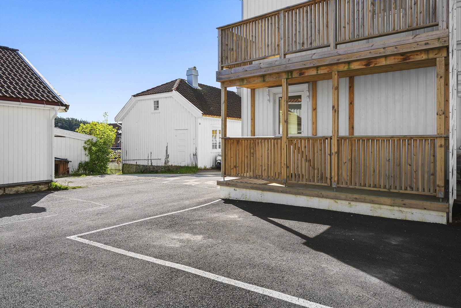 Asfaltert parkering på egen tomt med elbillader Galleribilde