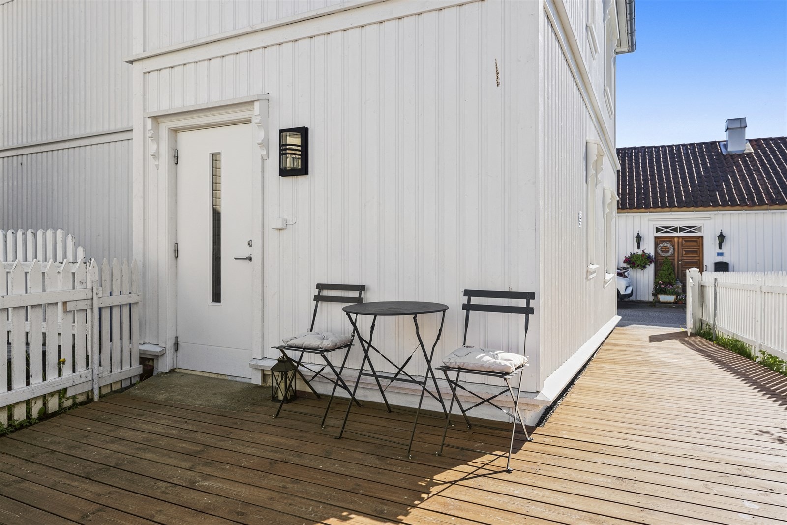 Hyggelig inngangsparti med god plass til utemøblement på terrasse. Gode solforhold både på terrasse og hage med gressplen samt. utebod Galleribilde