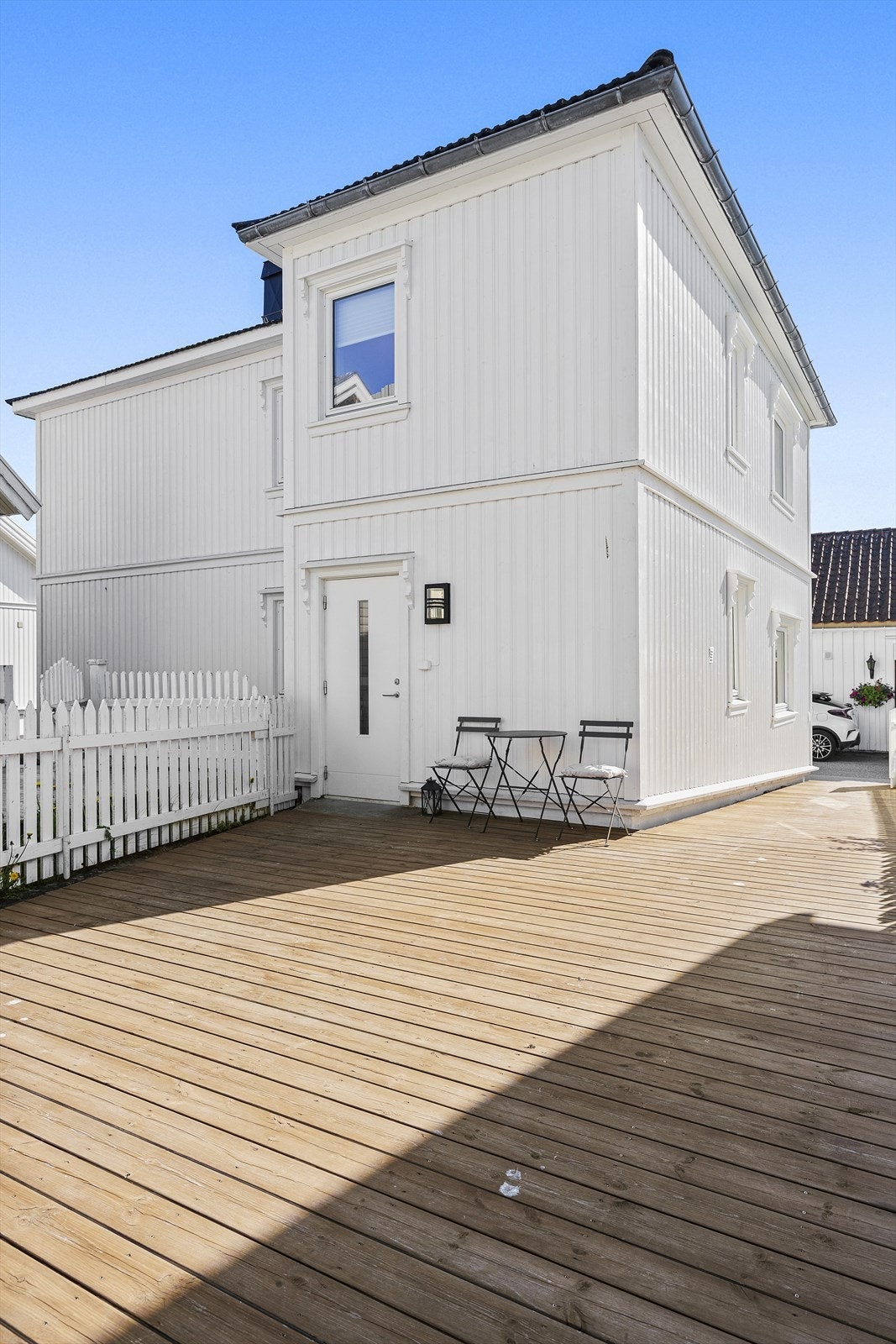 Hyggelig inngangsparti med stor terrasse Galleribilde