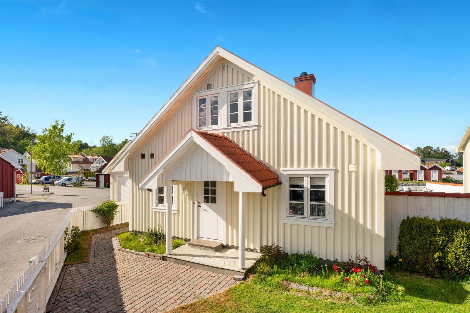 Hyggelig inngangsparti med overbygg. Galleribilde