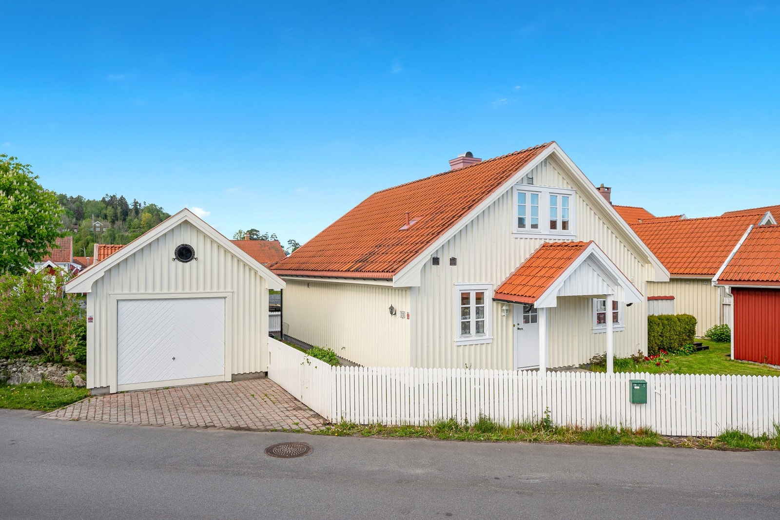 Heistadtangen er som en liten sørlandsby i miniatyr med smale gater, trange smau og umiddelbar nærhet til sjøen. Galleribilde