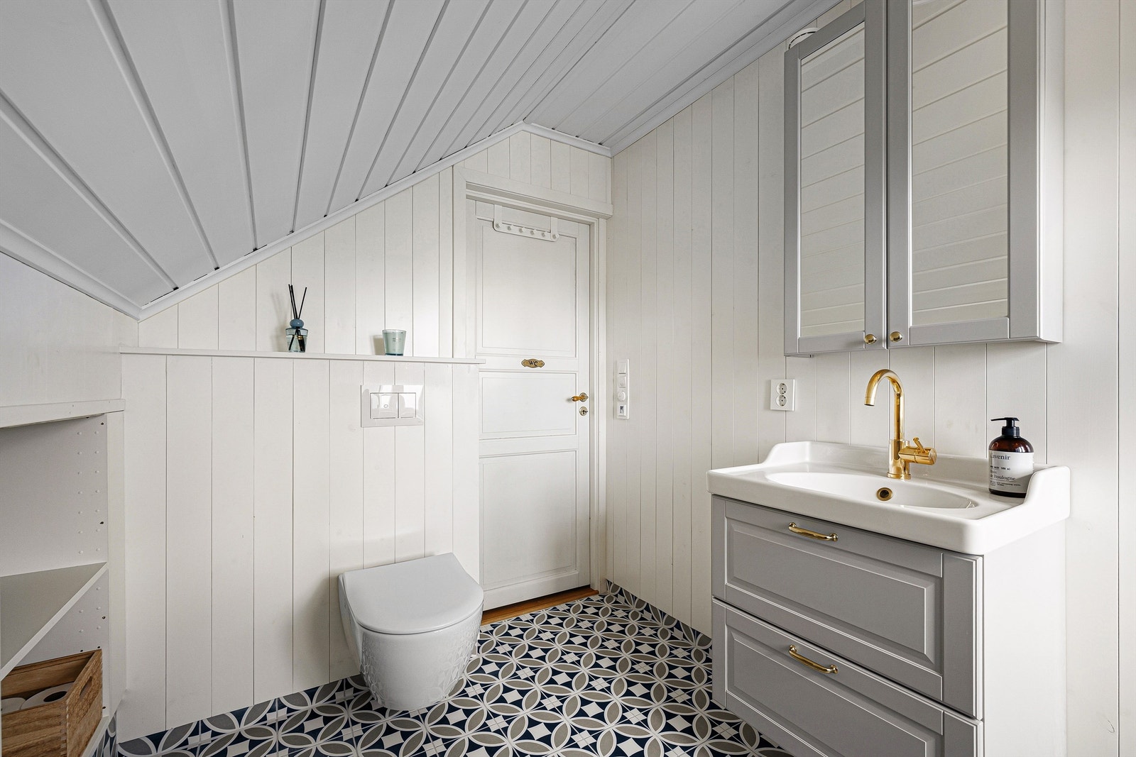 Badet er smakfullt innredet og passer godt til resten av huset. Legg merke til alle elementene med armatur og håndtak i messing. Galleribilde