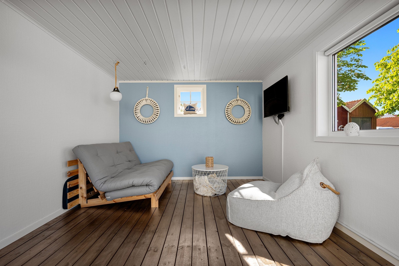 Sjøboden benyttes også som ekstra overbygget uteplass. Galleribilde