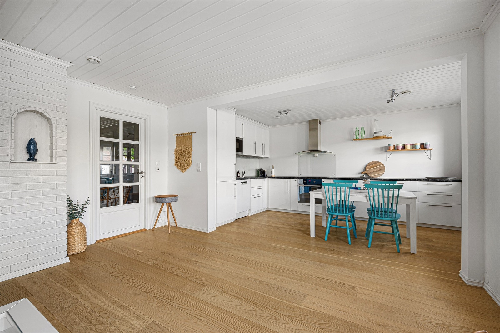 Med kjøkkenet planlagt på denne måten, har man god kontakt med resten av rommet. Galleribilde