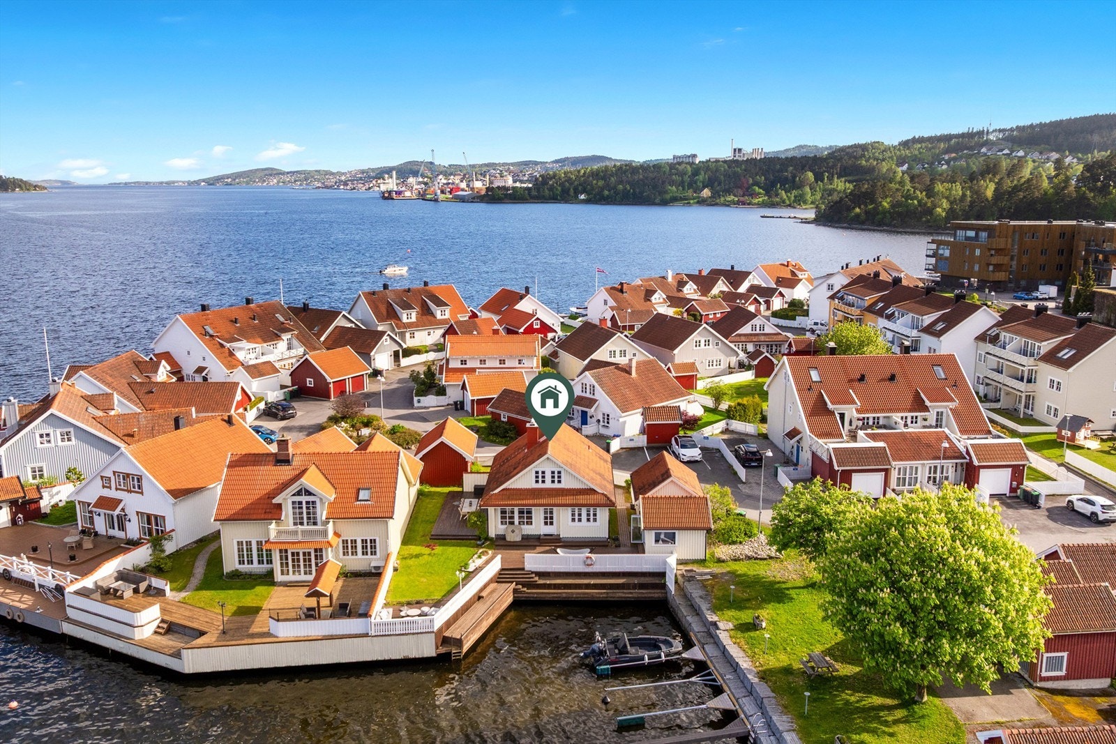 Brevik seilforening holder til rett på andre siden av fjorden og ofte arrangeres regattaer som er et fint skue. Galleribilde