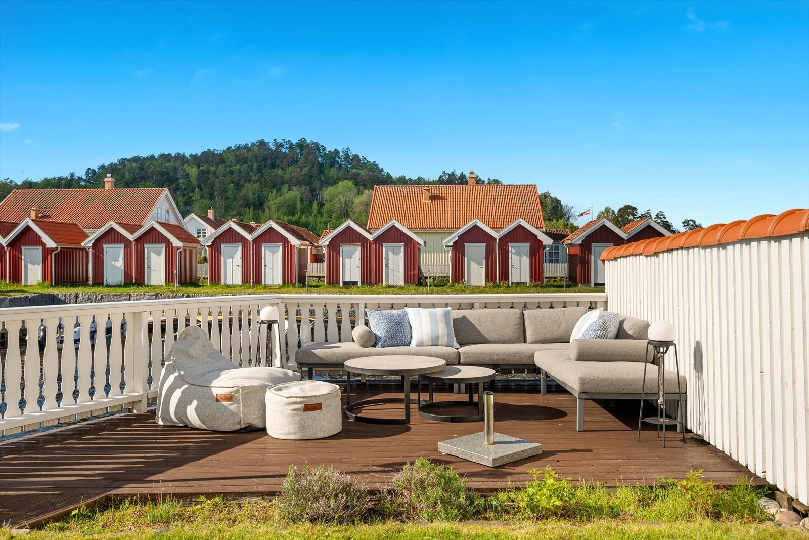 God plass til loungegruppe ytterst på brygga. Galleribilde