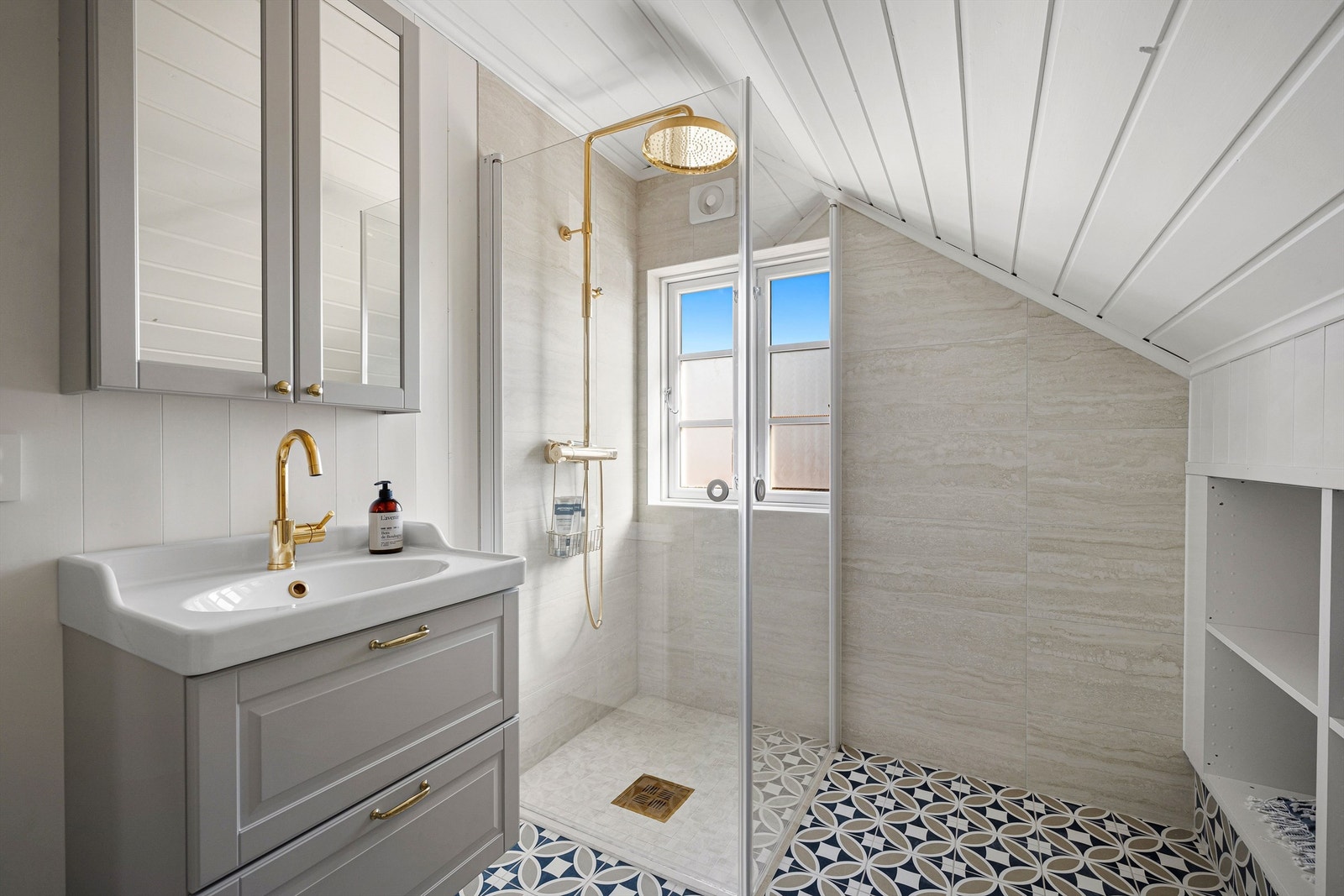 Badet i annen etasje er elegant og nøkternt, også det med armatur i kobber. Galleribilde