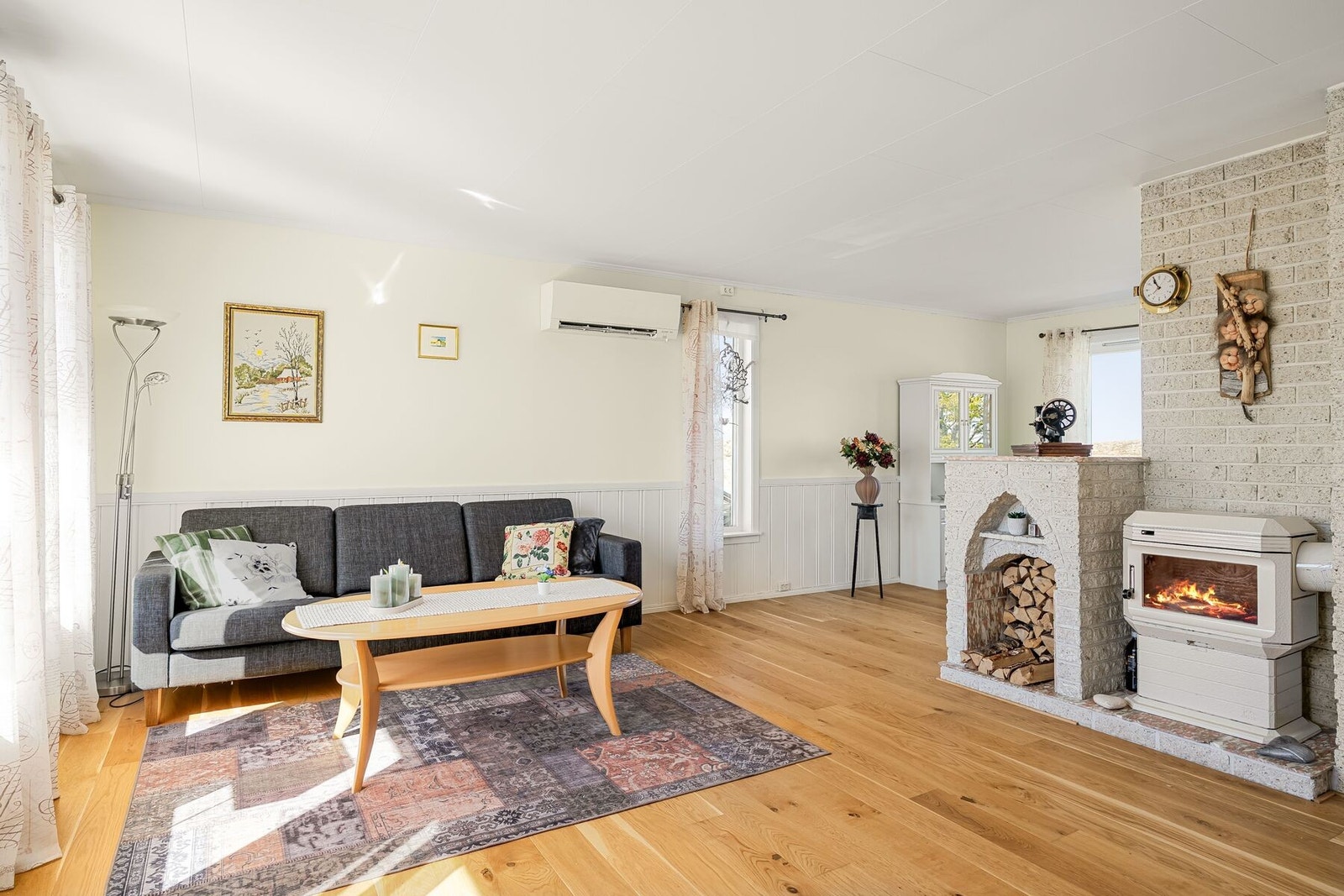 Her har man god plass til sofagruppe, TV, oppbevaringsmøblement m.m. Galleribilde