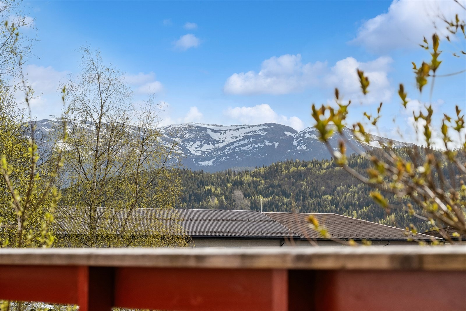 Veldrevet borettslag! Andel fellesgjeld: 0,- Felleskostnad: 5.500,- pr. mnd. inkl.: Kommunale avgifter, forsikring,
rengskap, avsetning til vedlikehold, tv/ internett (Altibox) m.m. Galleribilde