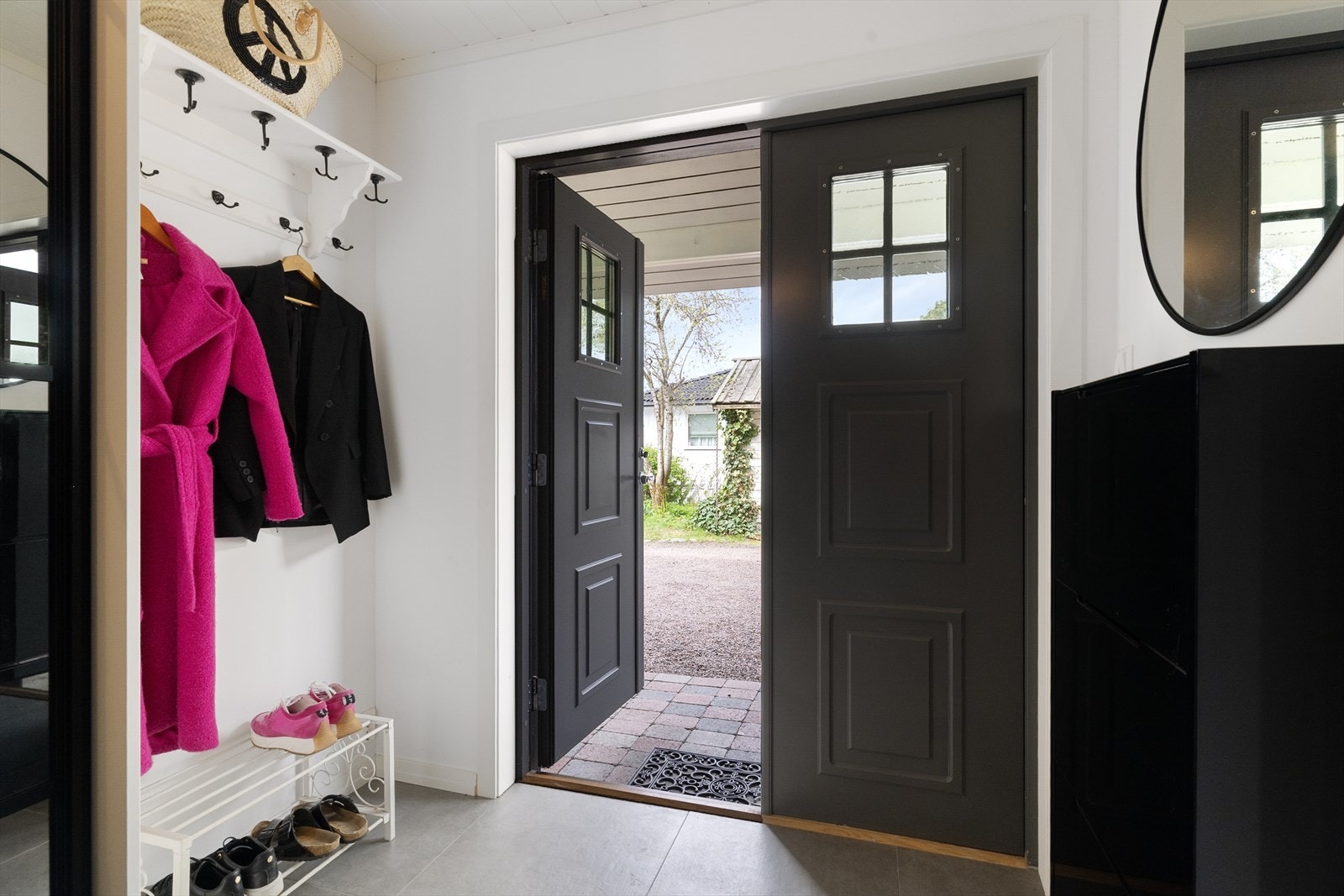 Entré i sokkeletasjen med plass til yttertøy og sko. Galleribilde