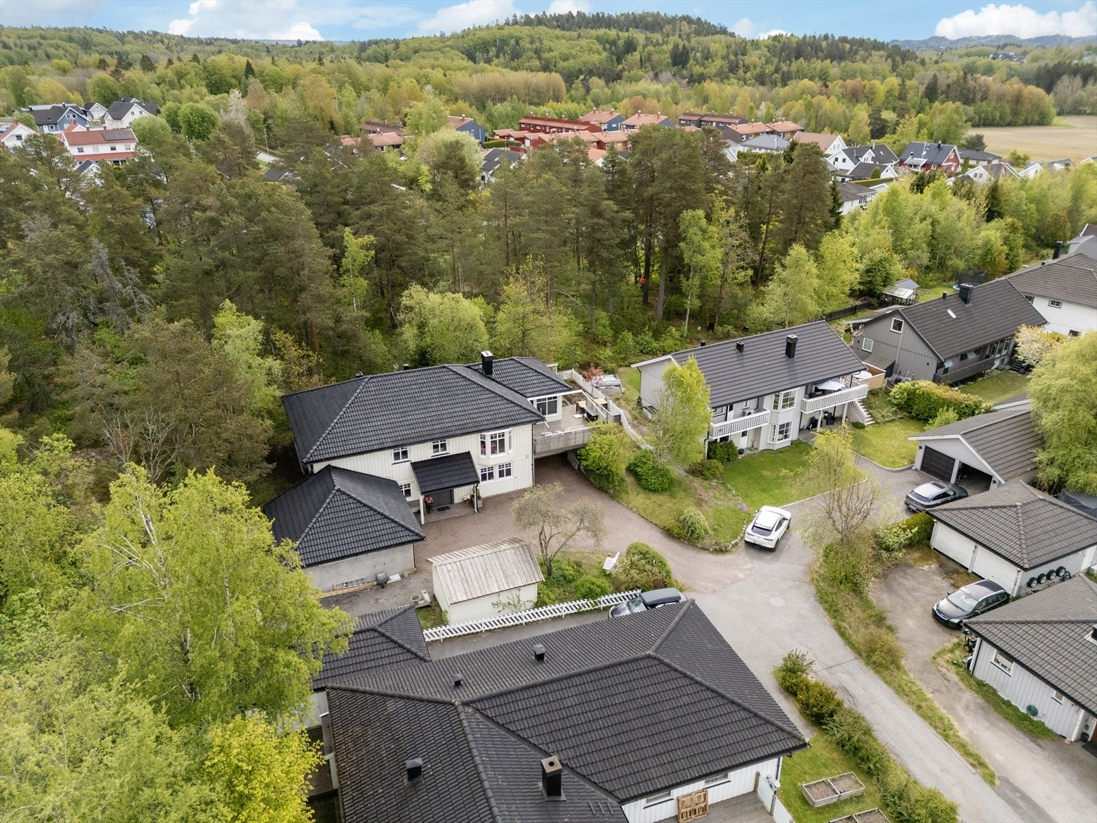 Eiendommen er godt tilbaketrukket og grenser til et kommunalt friområde på to sider. Galleribilde