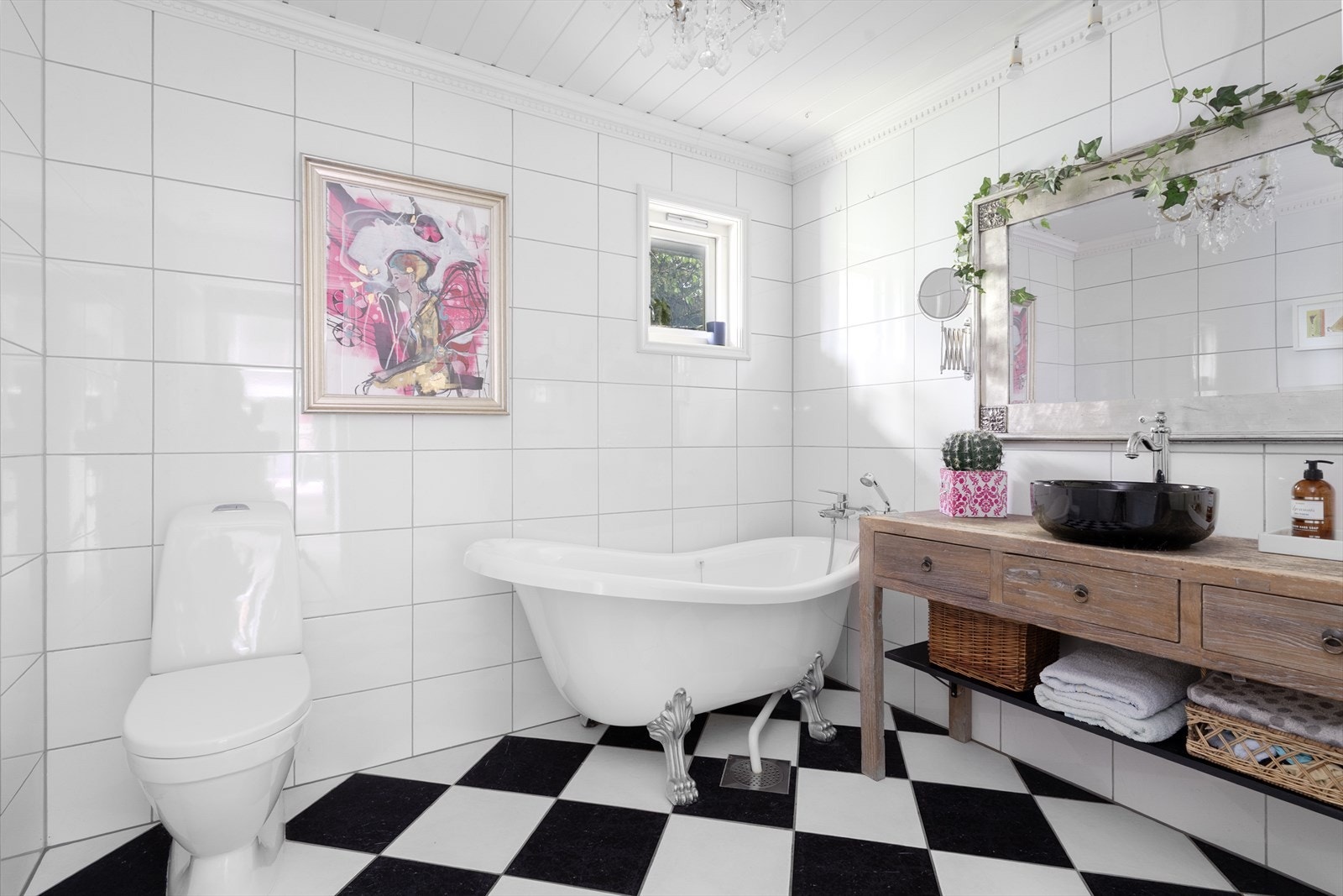 Badet i hovedetasjen er flislagt og utstyrt med badekar, bolleservant og elektriske varmekabler. Galleribilde