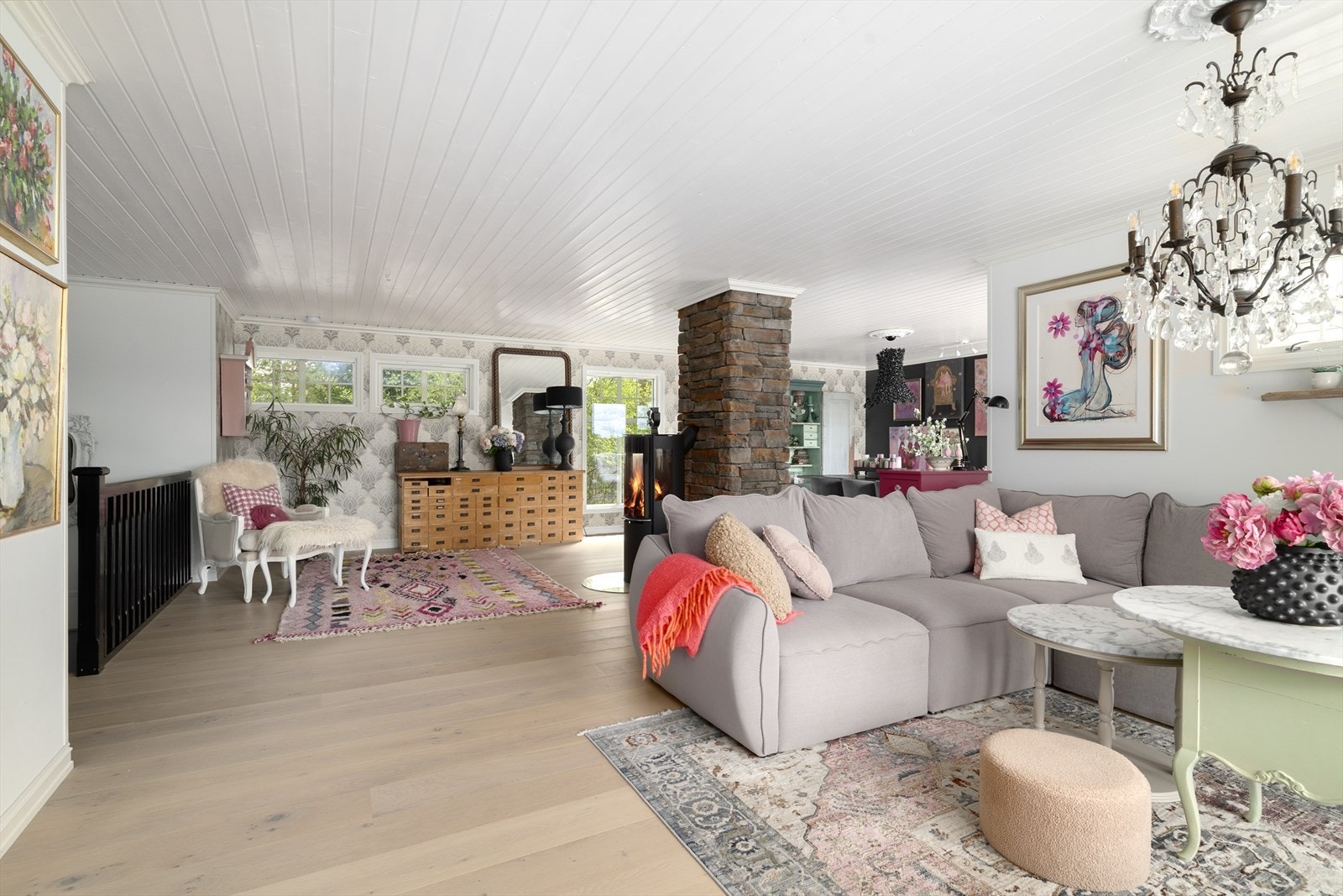 Den store vinkelstuen gir rom for flere møbleringssoner, for både sofagruppe og spisebord. Galleribilde