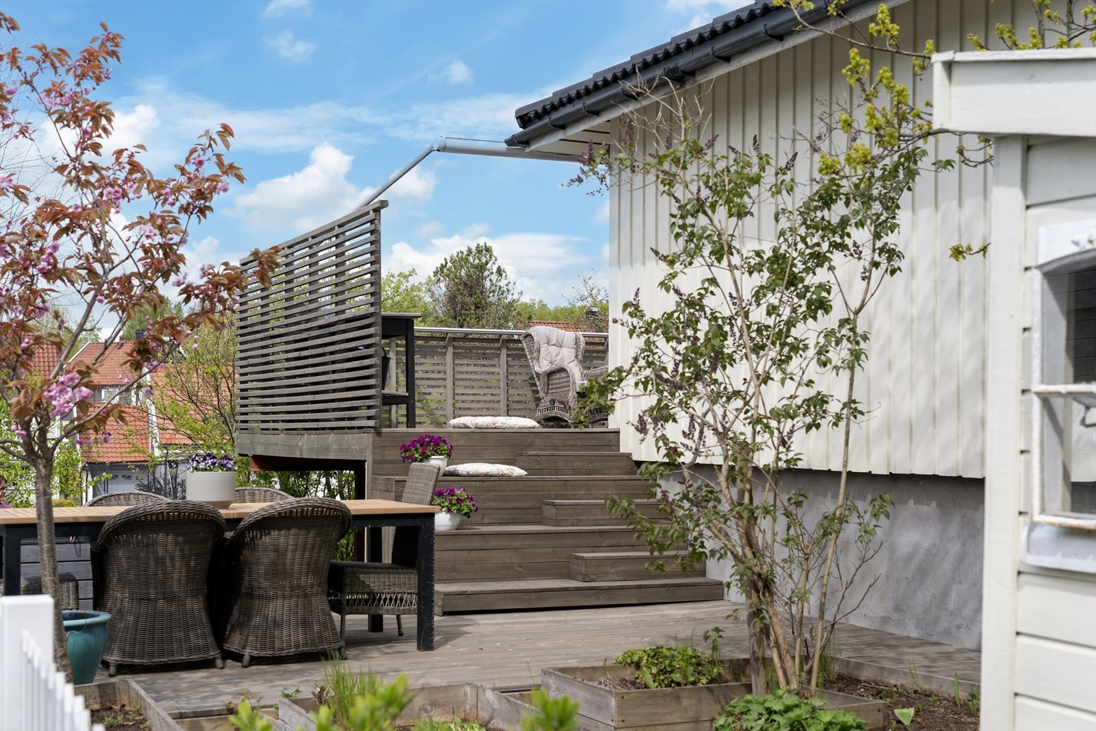 Utvendig solskjerming, inkludert en stor terrassemarkise, gir skygge på varme dager. Galleribilde