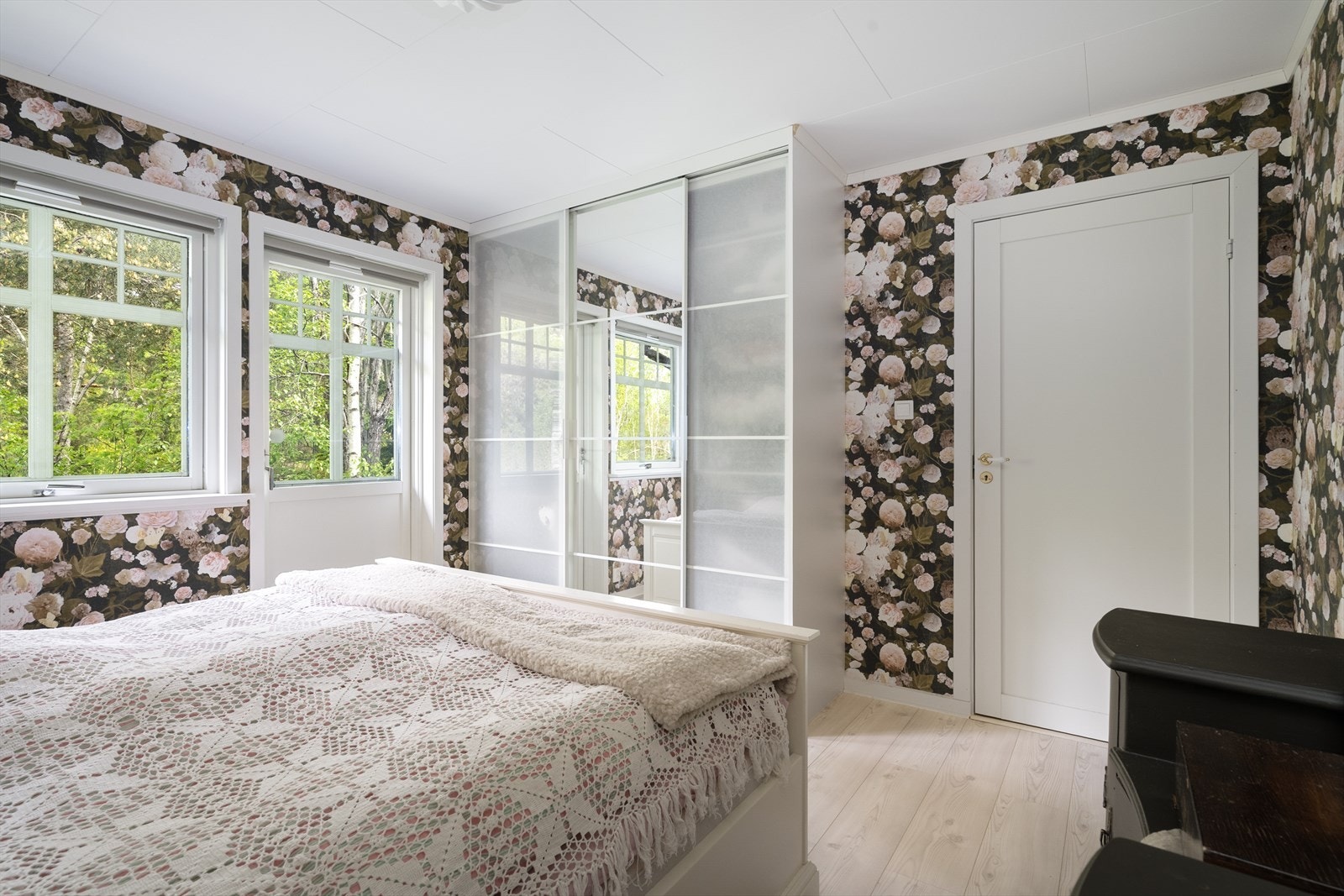 Rommet har en stor skyvedørsgarderobe for effektiv oppbevaring. Galleribilde