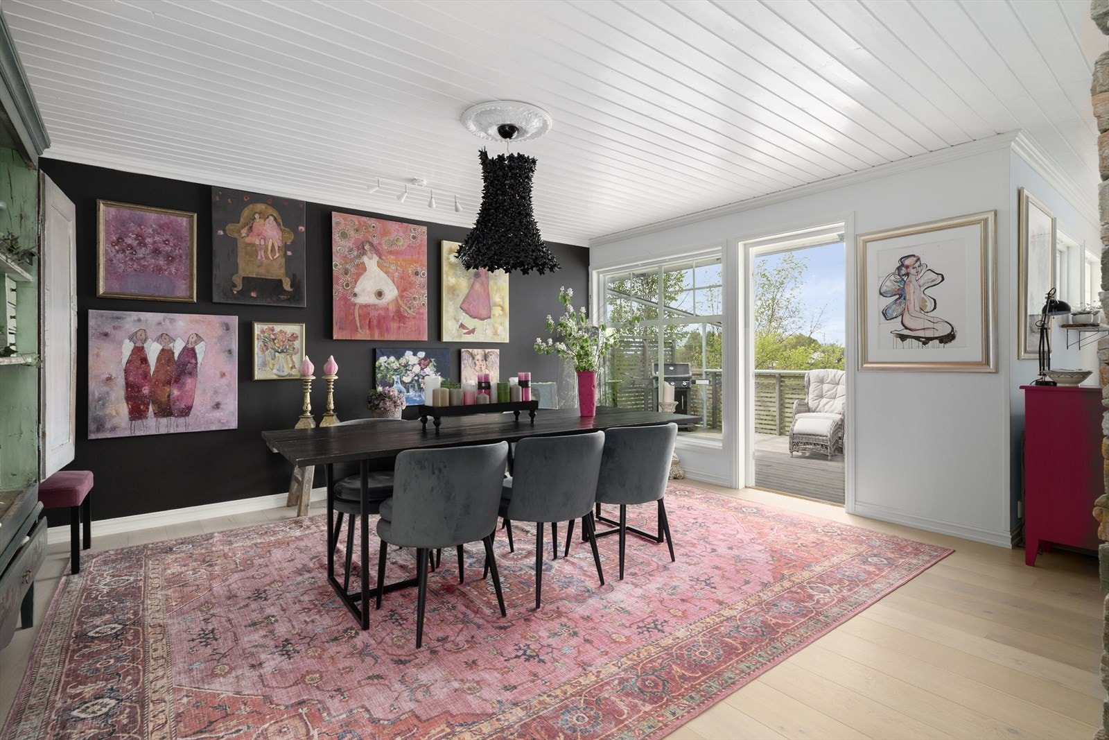 Fra spisestuen er det direkte utgang til den store terrassen. Galleribilde