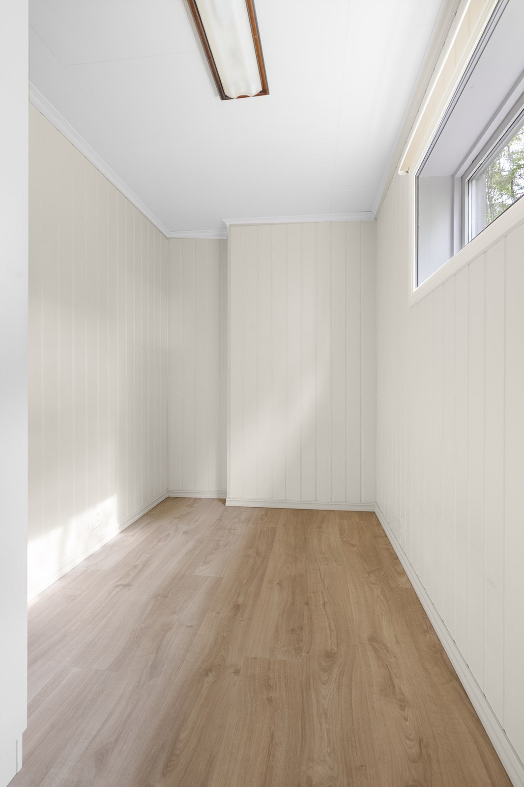 Innredet rom i sokkeletasjen, egnet som bod eller kontor. Galleribilde