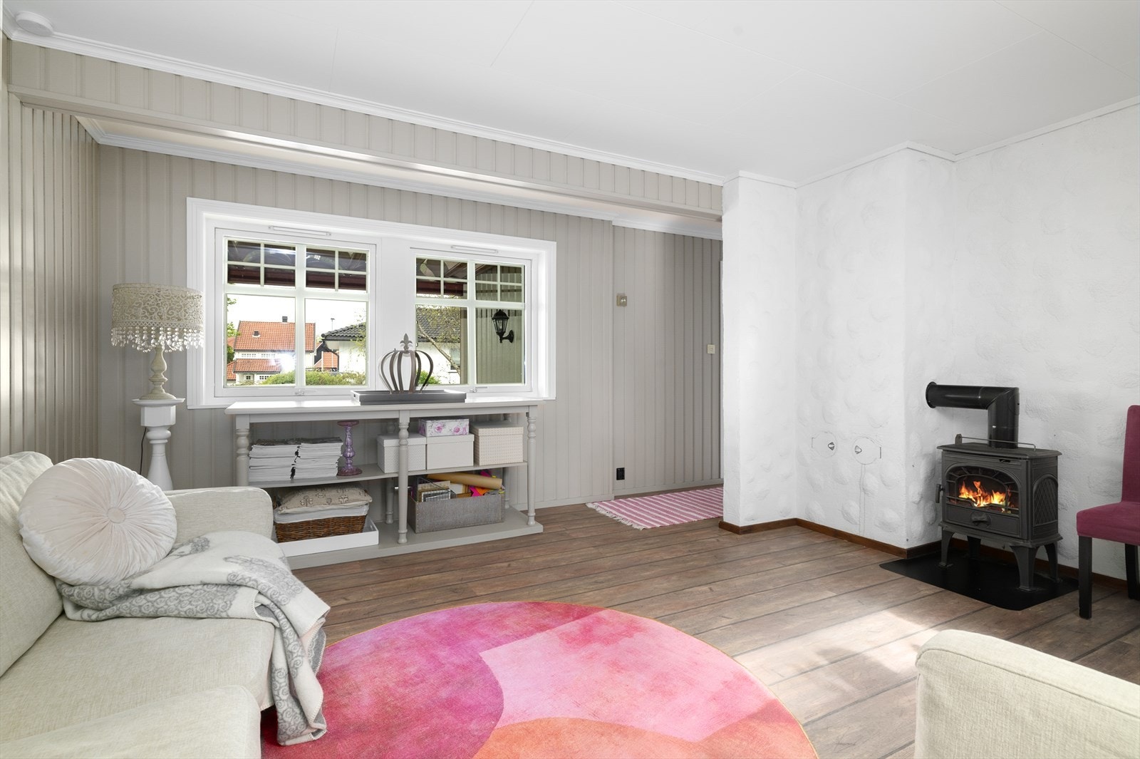 Stuen i utleiedelen har plass til en sofagruppe og har elektriske varmekabler i gulvet. Galleribilde