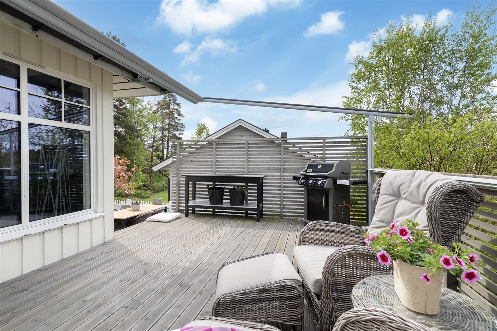 Den store terrassen på ca. 44 m² har god plass til både sittegruppe og grill. Galleribilde