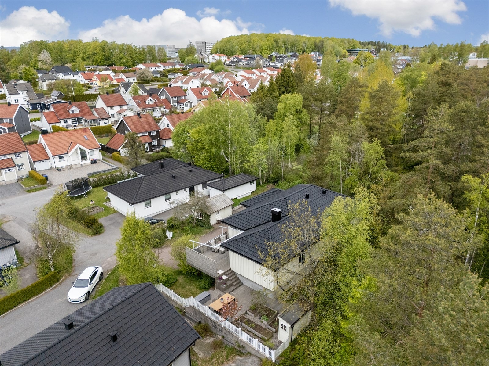 Usjenert beliggenhet i enden av en rolig vei. Galleribilde