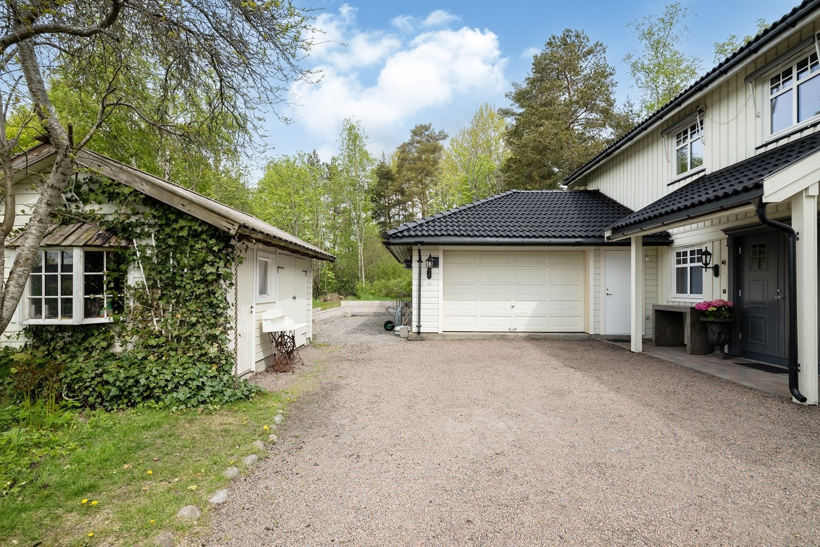 Integrert garasje og en frittstående bod gir rikelig med lagringsplass. Galleribilde