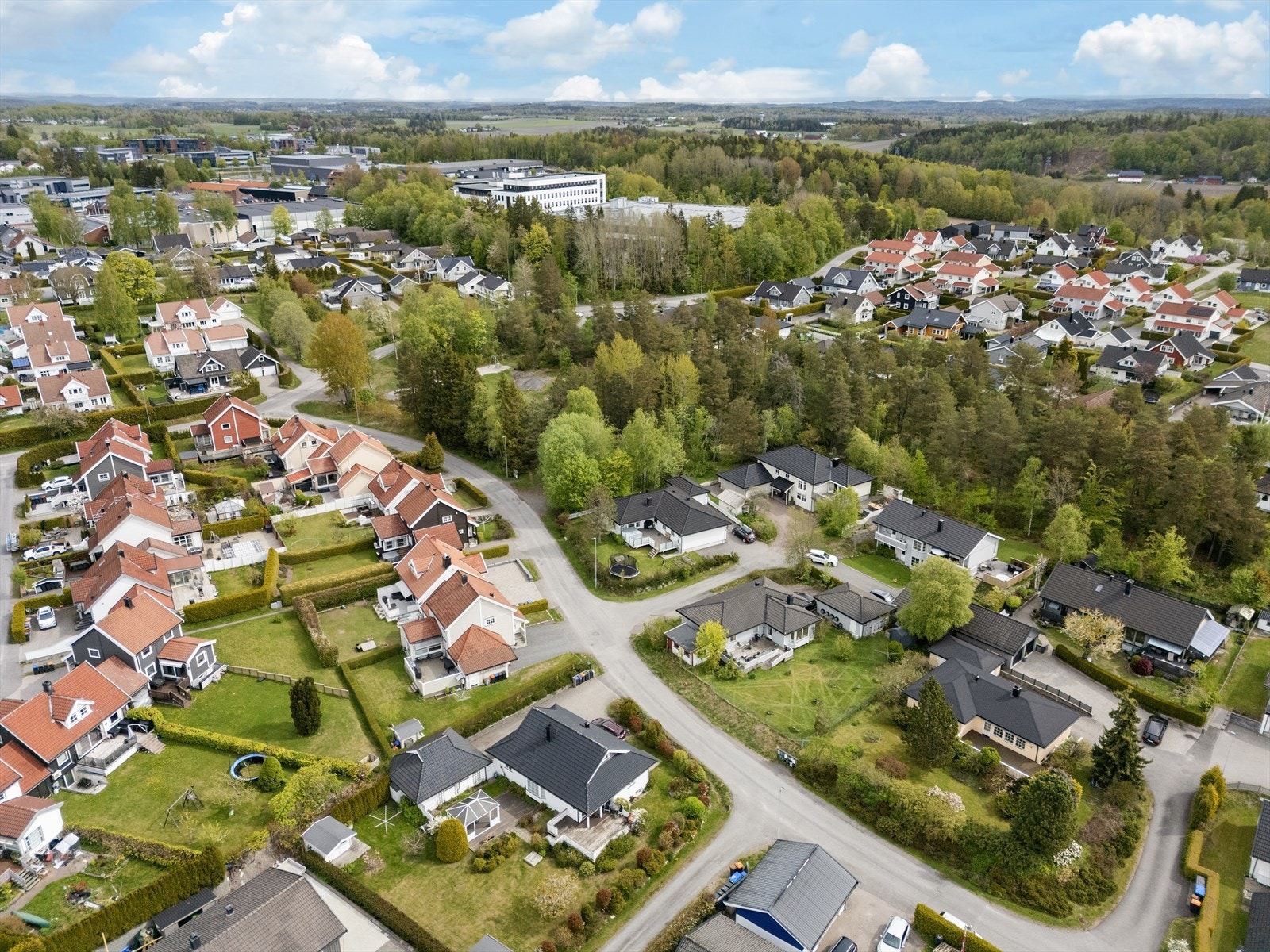 Eiendommen ligger i et etablert og barnevennlig boligområde i Sandefjord. Galleribilde