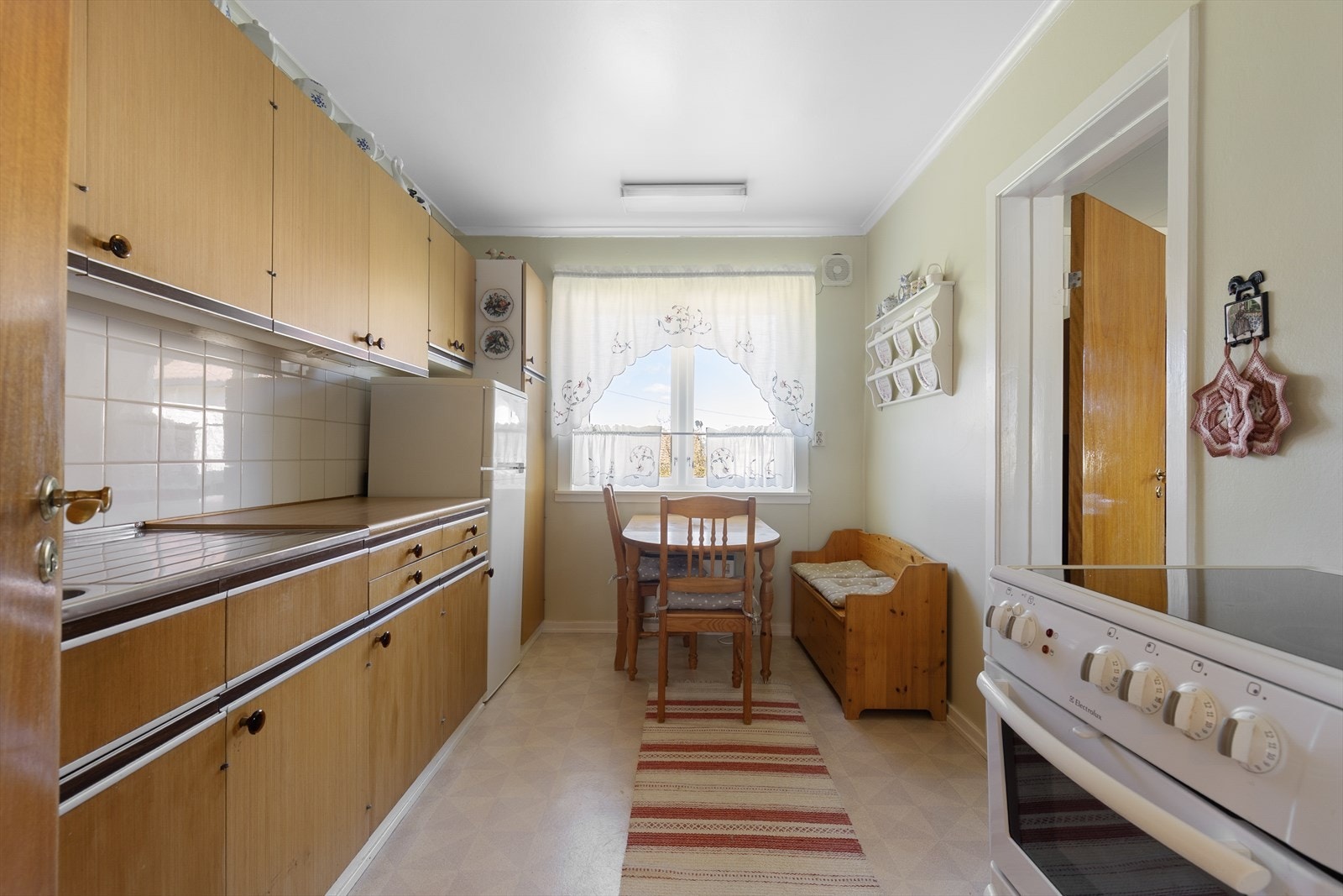Rommet har plass til en liten spiseplass ved vinduet. Galleribilde