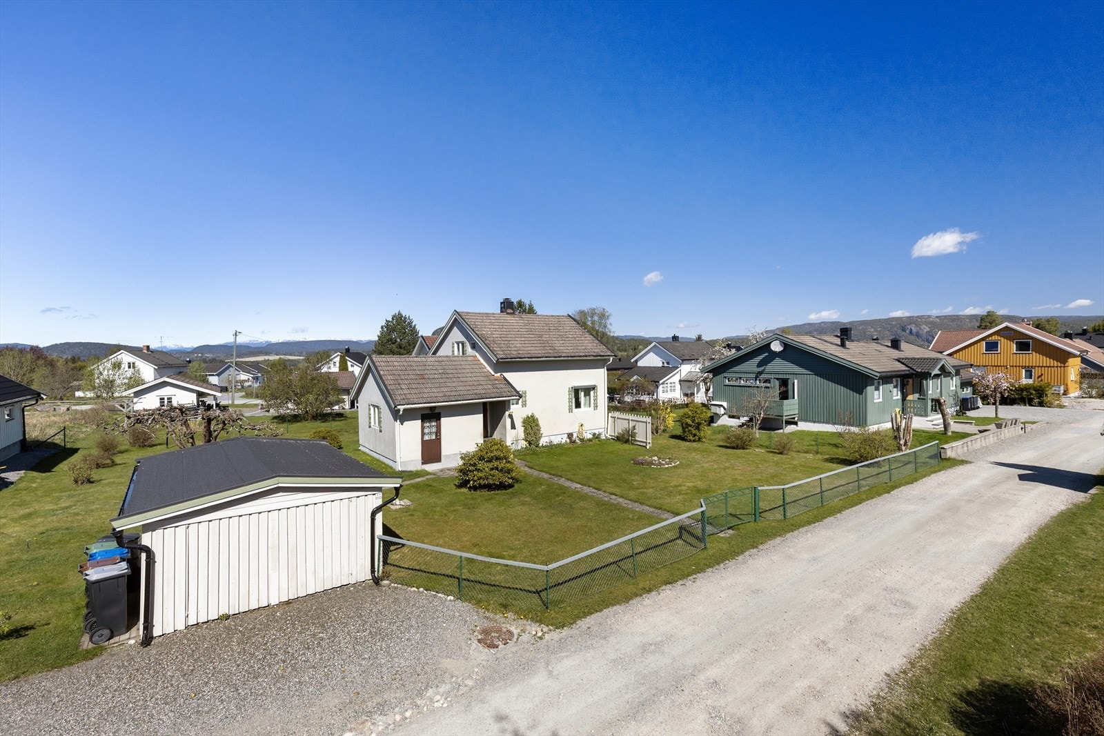 Herfra er det trygg og kort vei til skole, barnehage og lekeplass, med flotte turområder i umiddelbar nærhet. Galleribilde