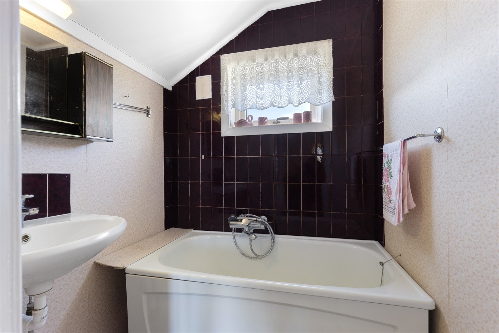 Badet i andre etasje er innredet med badekar med dusj og servant. Galleribilde