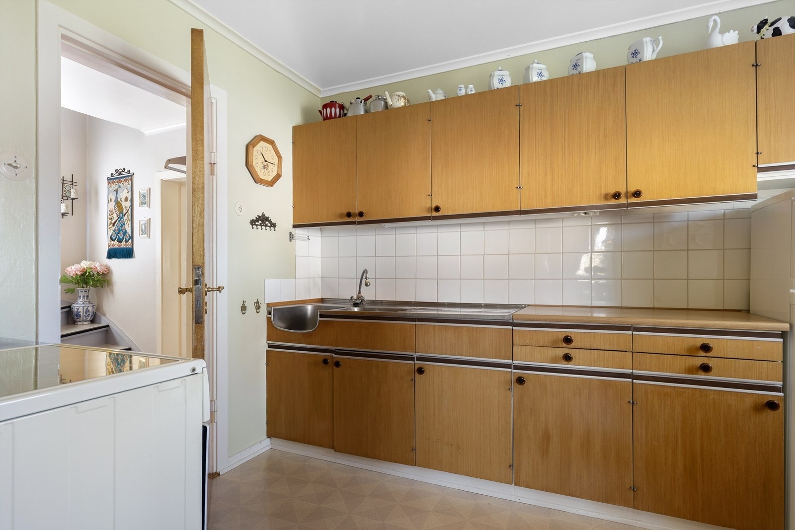 Kjøkken med innredning med glatte fronter, benkeplate i laminat og stålbeslag. Galleribilde