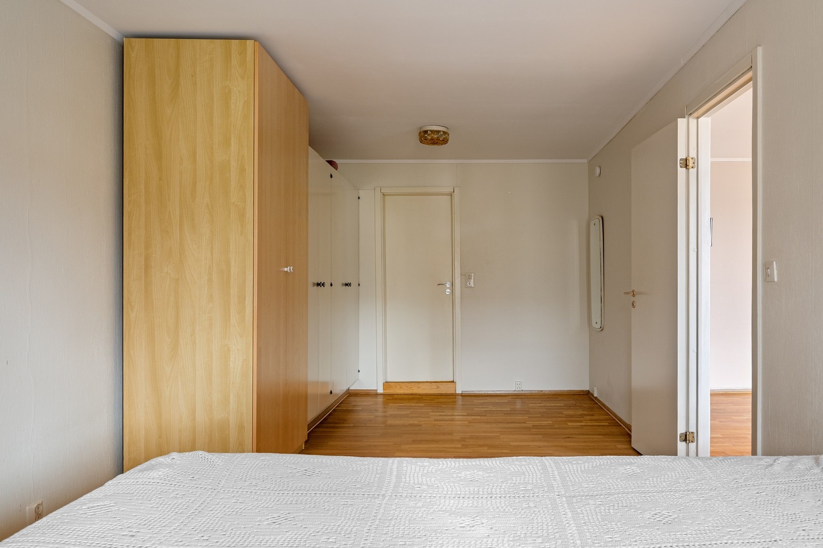 Hovedsoverom har mulighet for etablering av walk-in-closet, og har direkte adkomst til ett av boligens to bad. Galleribilde