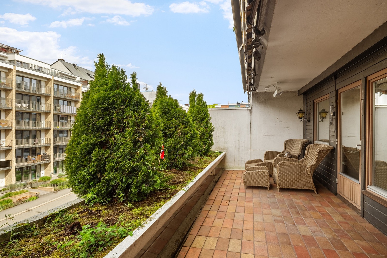 Fra spisestuen er det utgang til nordvestvendt terrasse på ca. 14 kvm. Galleribilde