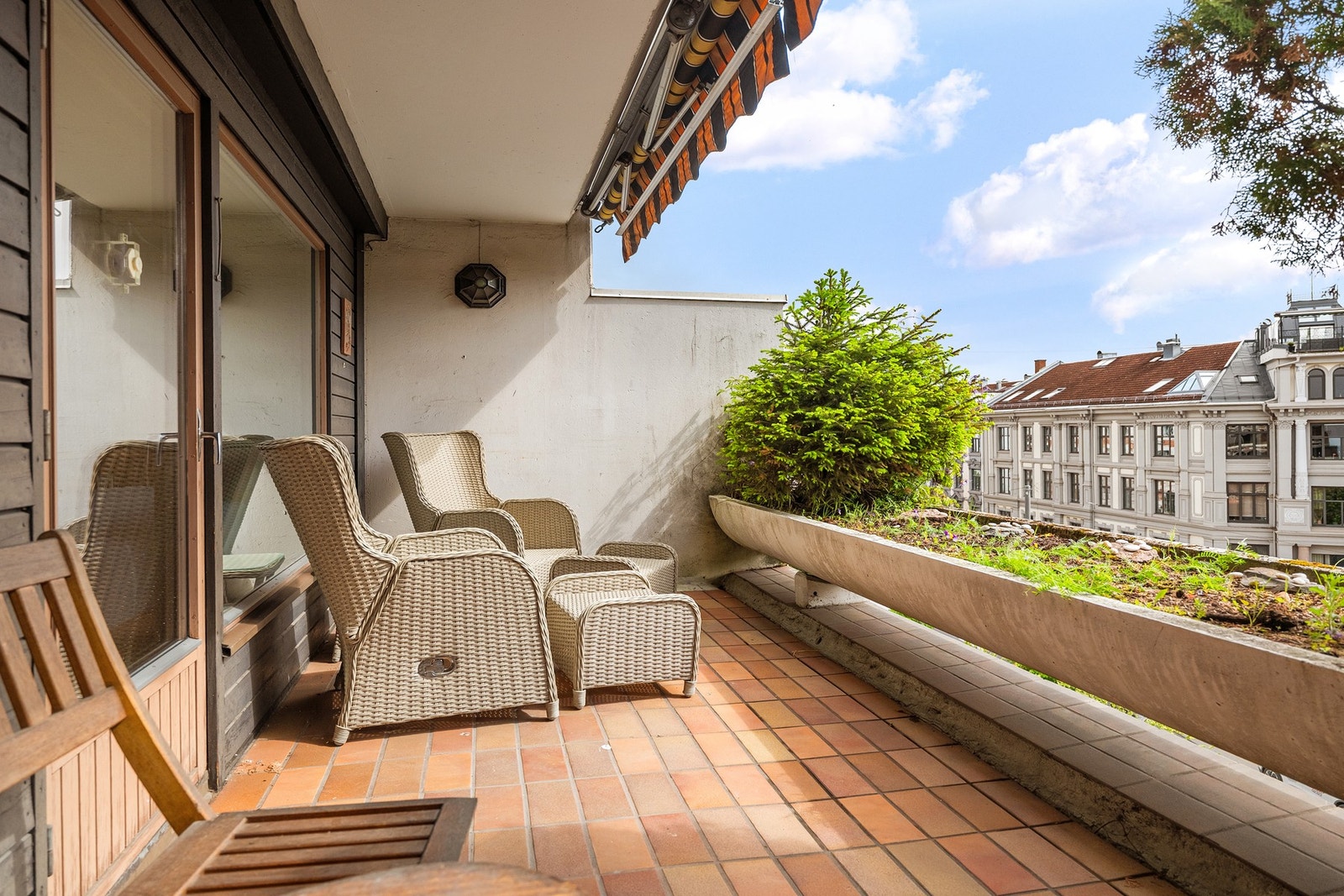 Fra stuen er det utgang til sydøstvendt terrasse på ca. 11 kvm. Galleribilde