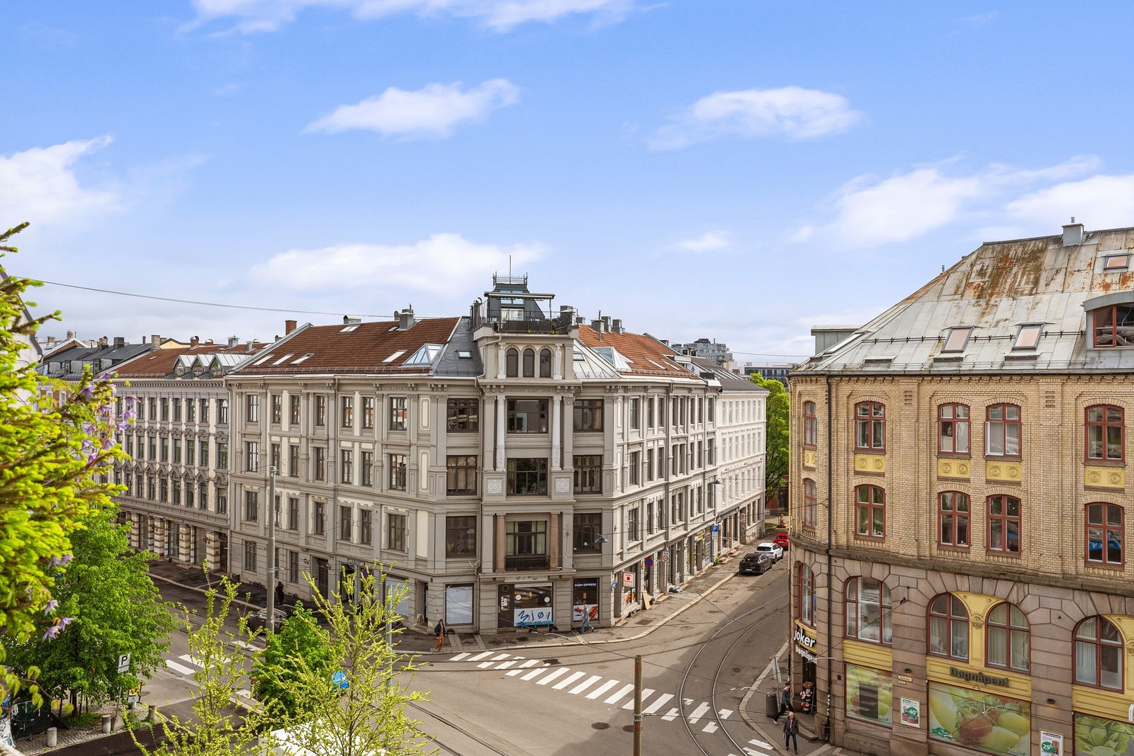 Utsyn mot klassiske gårdsbebyggelse i Parkveien. Galleribilde