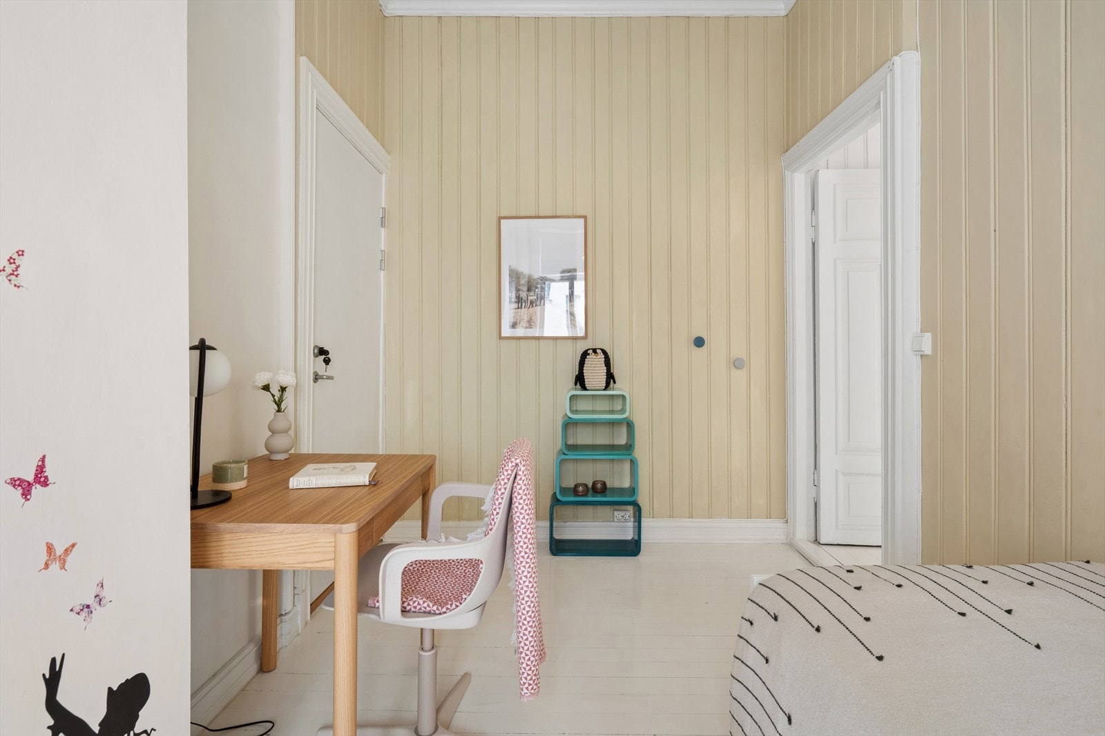 Rommet er av god størrelse og gir fine muligheter for både seng, skriveplass og oppbevaring. Galleribilde