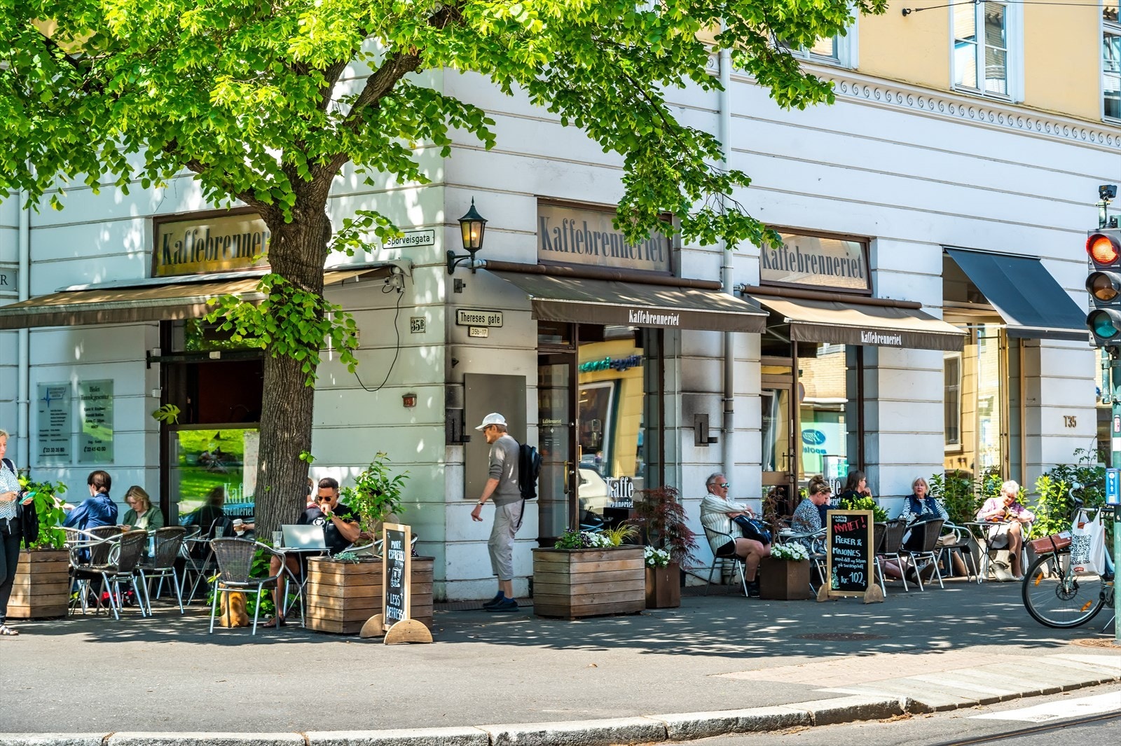 Kun en kort spasertur unna ligger en rekke cafeer og resturanter. Galleribilde
