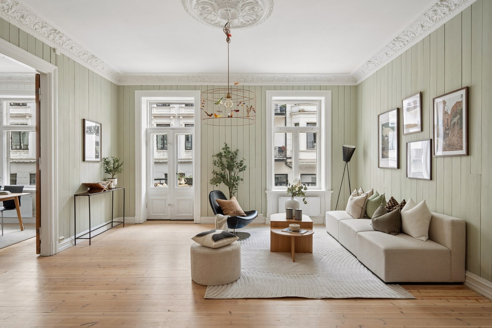 Dette har vært en kjær familiebolig siden 2014, og det merkes i en stue med tyngde, ro og ekte hjemfølelse. Klassiske detaljer og tofløyede dører gir rommet den herskapelige rammen. Galleribilde