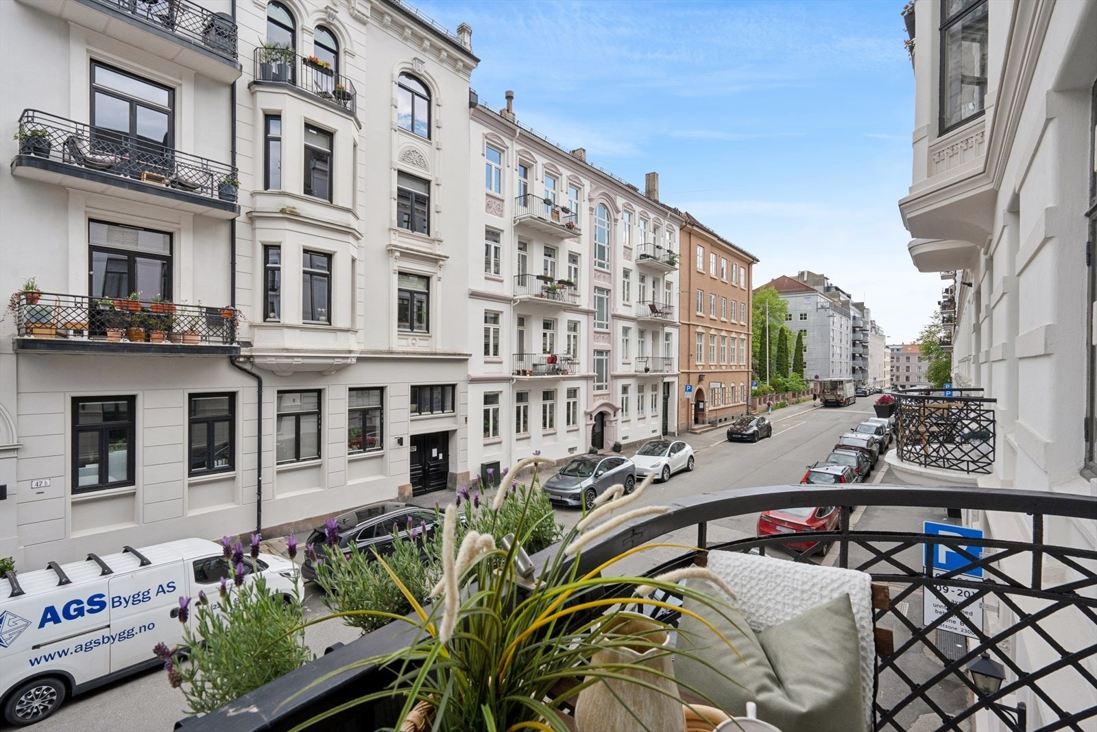 Rett nedi gata finner du Melkeveien barnehage, plassert i en vakker villa fra 1800-tallet som setter tonen for hele området. Galleribilde