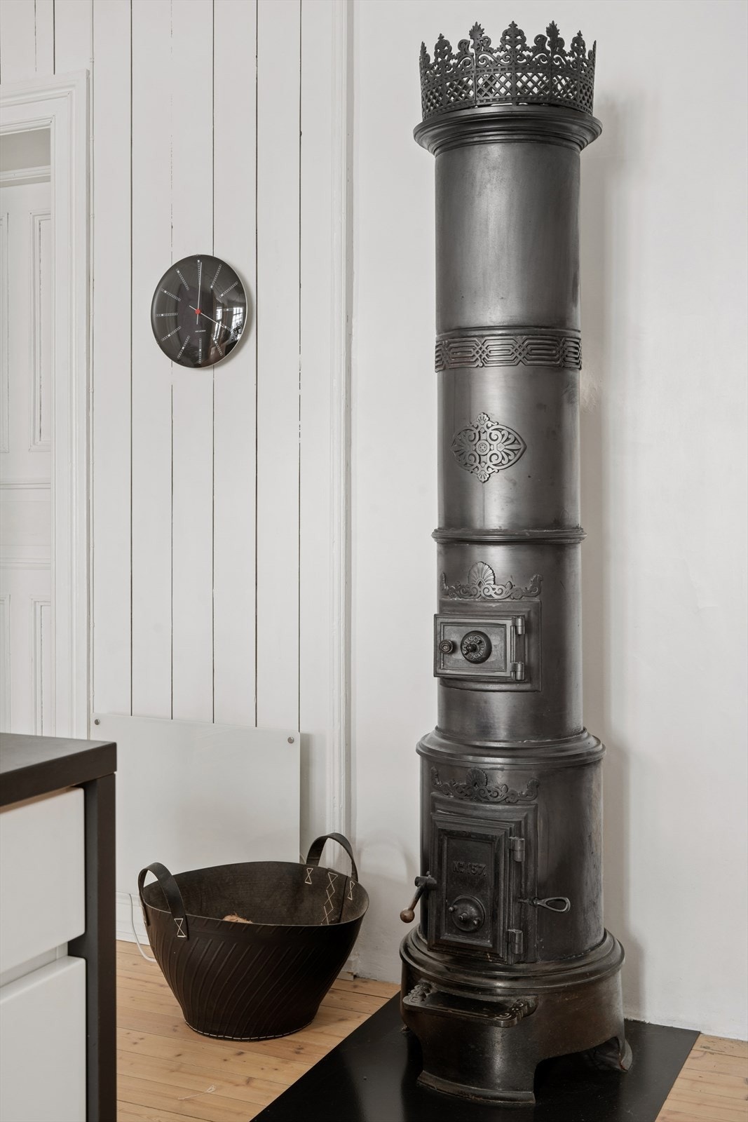 Original, støpejernsovn med krone - klassisk og ettertraktet detalj fra tidlig 1900-tall. Galleribilde