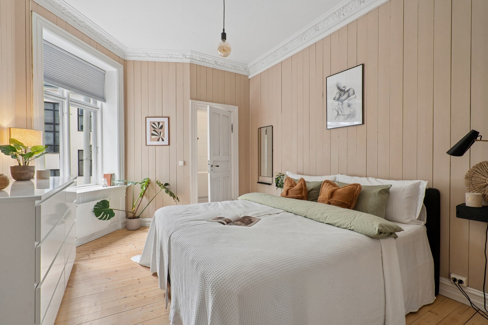 Her får du et ekte hovedsoverom, romslig og rolig med direkte tilgang til baderom som løfter komforten et "lite" hakk. Galleribilde